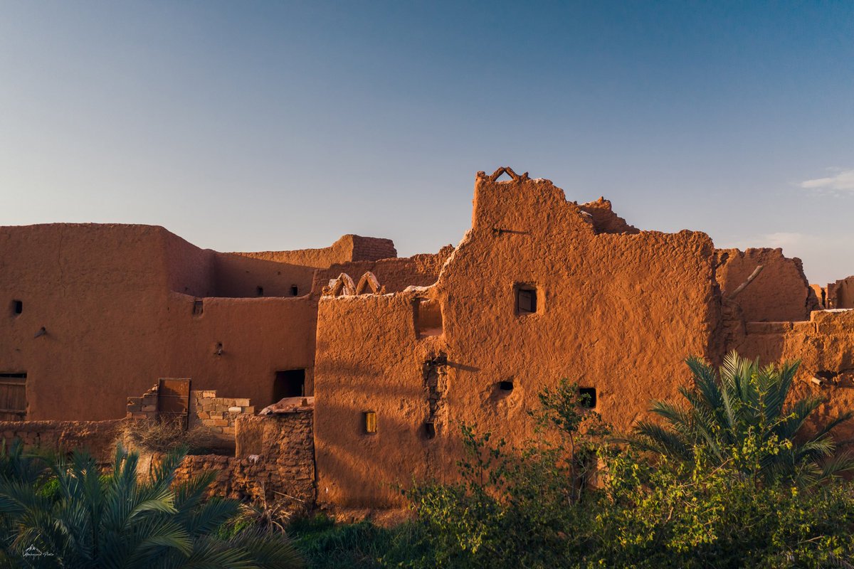 AbahussainPhoto's tweet photo. "معنى أن يُكرم الإنسان نفسه، أن يختار لها ما يليق بها من كل شيء

من الرفقة أطيبها..
ومن العمل ما ترتضي..
ومن الحب أرقاه..
ومن العطاء ما تستطيع..
ومن المنع ما لا تأسف عليه..

من يُكرم نَفسه يعزّ عليه أن يمضي بها في سبيل لا ينتمي لها"

#اشيقر
#قرية_اشيقر_التراثية
#السعودية_خط_احمر https://t.co/NcNrgP7qcs