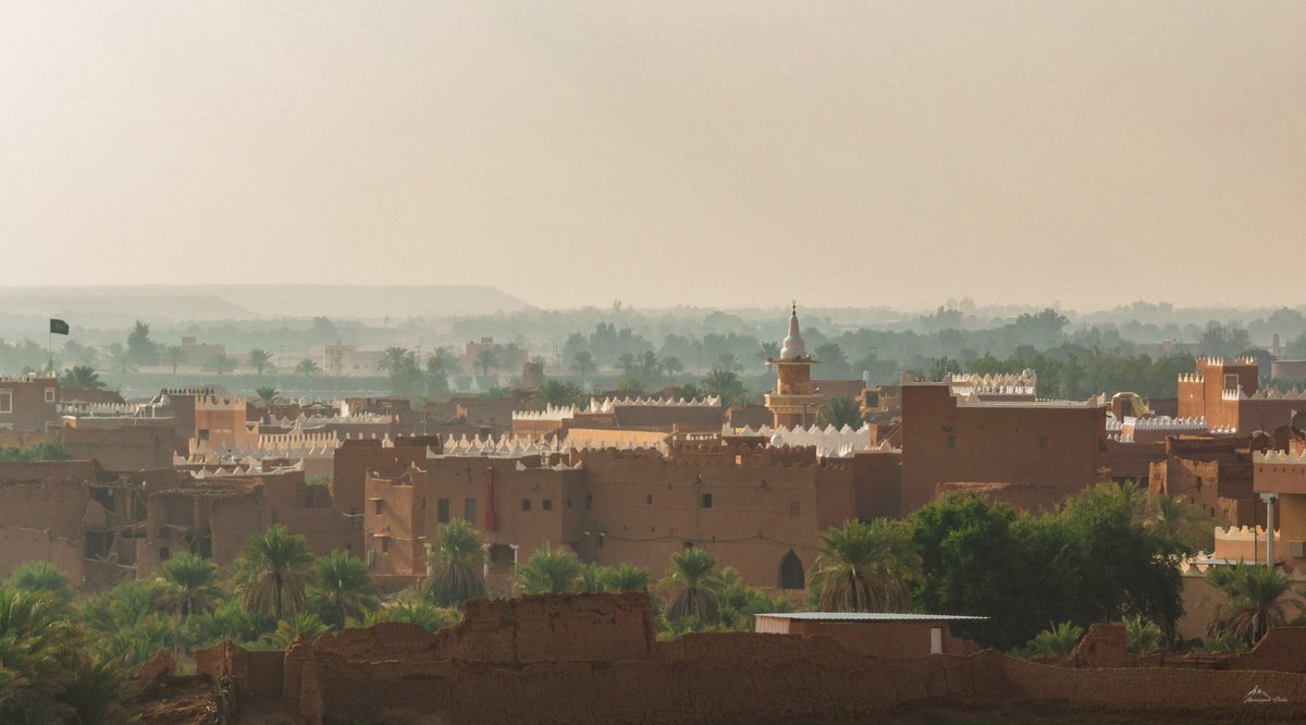 AbahussainPhoto's tweet photo. "معنى أن يُكرم الإنسان نفسه، أن يختار لها ما يليق بها من كل شيء

من الرفقة أطيبها..
ومن العمل ما ترتضي..
ومن الحب أرقاه..
ومن العطاء ما تستطيع..
ومن المنع ما لا تأسف عليه..

من يُكرم نَفسه يعزّ عليه أن يمضي بها في سبيل لا ينتمي لها"

#اشيقر
#قرية_اشيقر_التراثية
#السعودية_خط_احمر https://t.co/NcNrgP7qcs