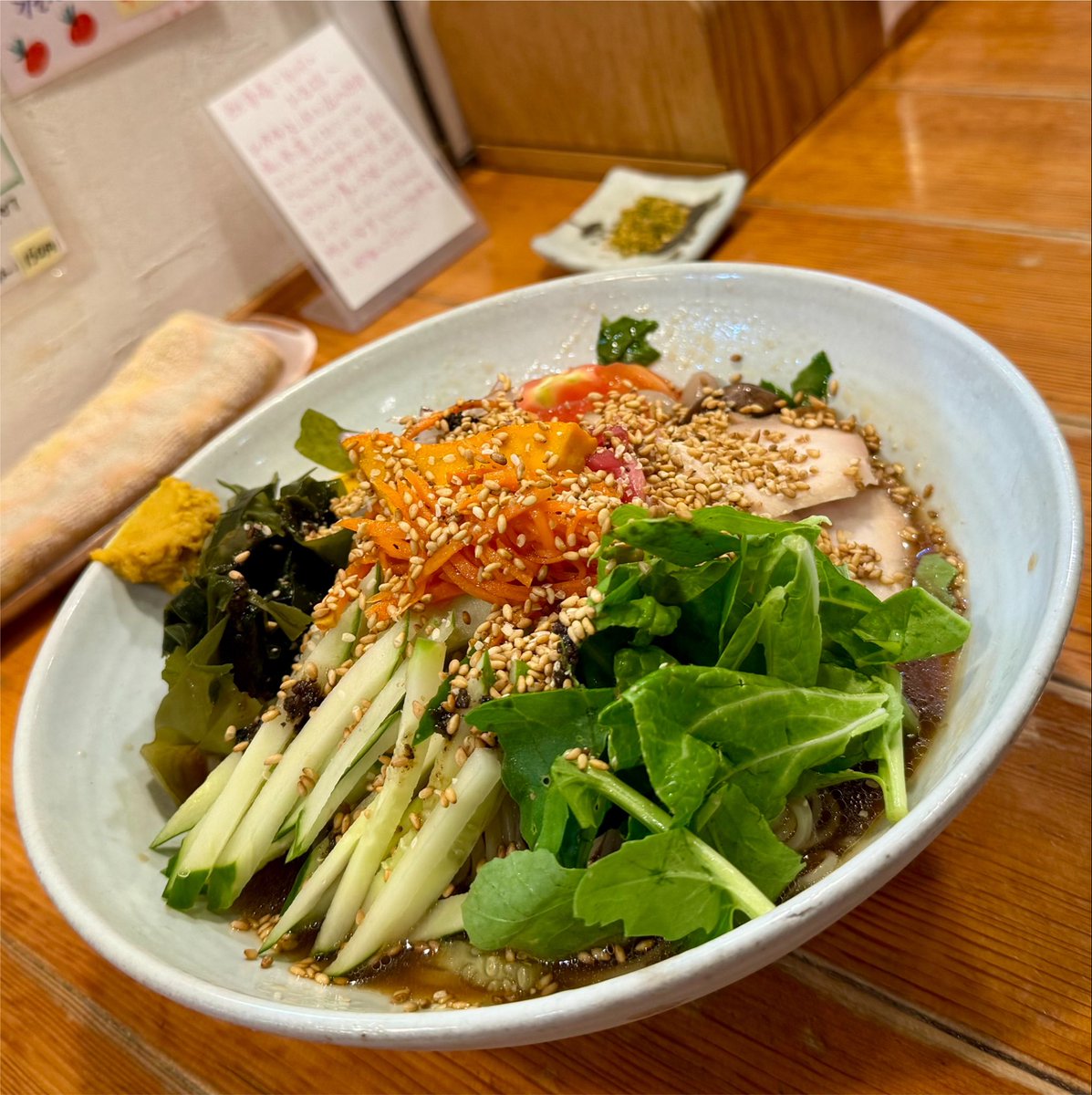 Tetsulow55's tweet photo. らーめん森や｡ @ 長沼

🍜森やの冷やし中華
＊大盛り
✨やまつ辻田さんの金ごまと柚子七味

今季2度目の森やの冷やし中華︎♬

暑い夏の日でも
食欲が高まる無敵の冷やし中華︎⤴︎︎⤴︎

本気でクッソ美味しい‼︎‼︎‼︎‼︎

よしさん、ちこさん
今日もご馳走さまでした🙇‍♂️ https://t.co/UqOOu2fB3e