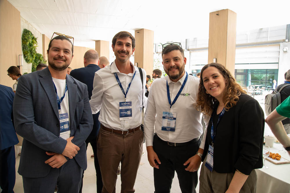 tech4fleet's tweet photo. Una fotografía es un recuerdo. Captura un instante: un saludo, una sonrisa, un grupo de personas.

Un contacto profesional, en cambio, puede dar lugar a una llamada semanas después, a una reunión, a una colaboración entre empresas...

Esa ha sido siempre la idea de Tech4Fleet😎 https://t.co/JpZnxg6FFP