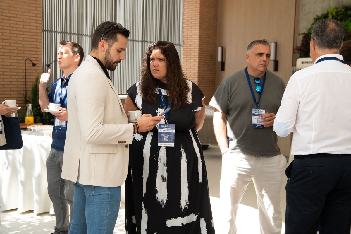 tech4fleet's tweet photo. Una fotografía es un recuerdo. Captura un instante: un saludo, una sonrisa, un grupo de personas.

Un contacto profesional, en cambio, puede dar lugar a una llamada semanas después, a una reunión, a una colaboración entre empresas...

Esa ha sido siempre la idea de Tech4Fleet😎 https://t.co/JpZnxg6FFP