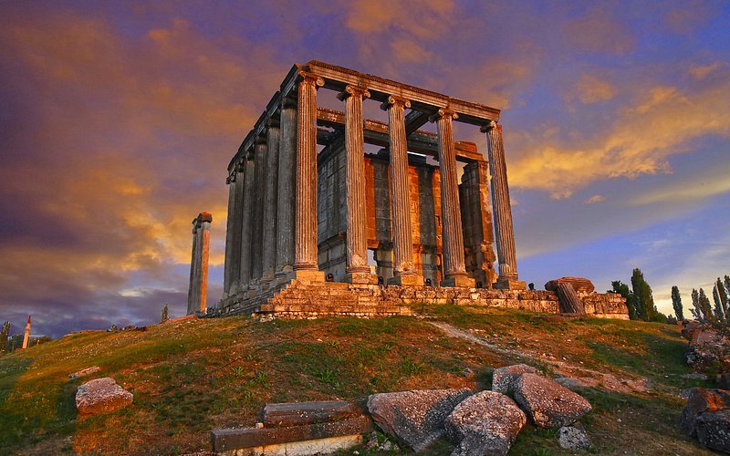 KermenFethi's tweet photo. @financialfree42 Günümüze mimari bütünlüğünü koruyarak en sağlam şekilde ulaşan yapı, Kütahya'nın Çavdarhisar ilçesinde yer alan Aizanoi Zeus Tapınağı'dır. https://t.co/OVI0yIjZUR