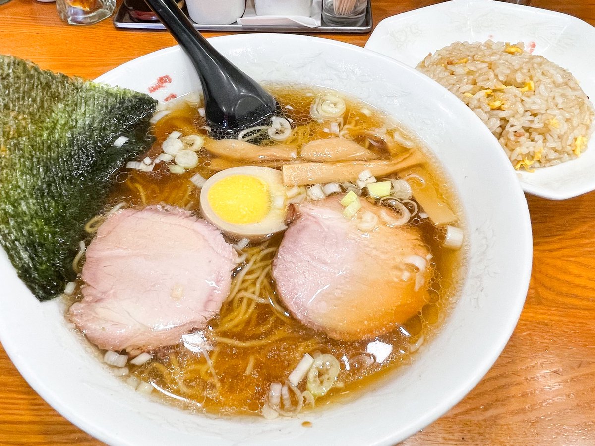 BraveChicken8's tweet photo. 半チャーハンラーメン🤤🤤🤤 #ラーメン #チャーハン #釜焼き焼豚 https://t.co/i5CNvnDn6u