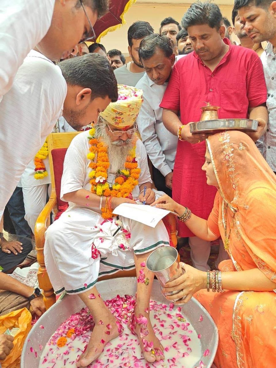 SumitaBhinchar's tweet photo. गुरु पूर्णिमा की हार्दिक शुभकामनाएँ 🙏
आज गुरु पूर्णिमा के पावन अवसर पर परम पूज्य गुरु महाराज, महामंडलेश्वर रघुवर दास जी महाराज के श्रीचरणों मे�� वंदन करने एवं उनका आशीर्वाद प्राप्त करने का परम सौभाग्य मिला।
गुरुदेव की असीम कृपा, स्नेह और दिव्य मार्गदर्शन हम सभी पर सदैव बना रहे। 
उनके श्रीचरणों में सादर कोटि-कोटि प्रणाम। 🙏
#गुरुपूर्णिमा #गुरुपूजा #गुरुदेव #श्रीचरण #आशीर्वाद #गुरुकृपा #रघुवरदासजी #महामंडलेश्वर #श्रद्धा_और_भक्ति #आध्यात्मिकमार्ग #गुरुका_आशीर्वाद