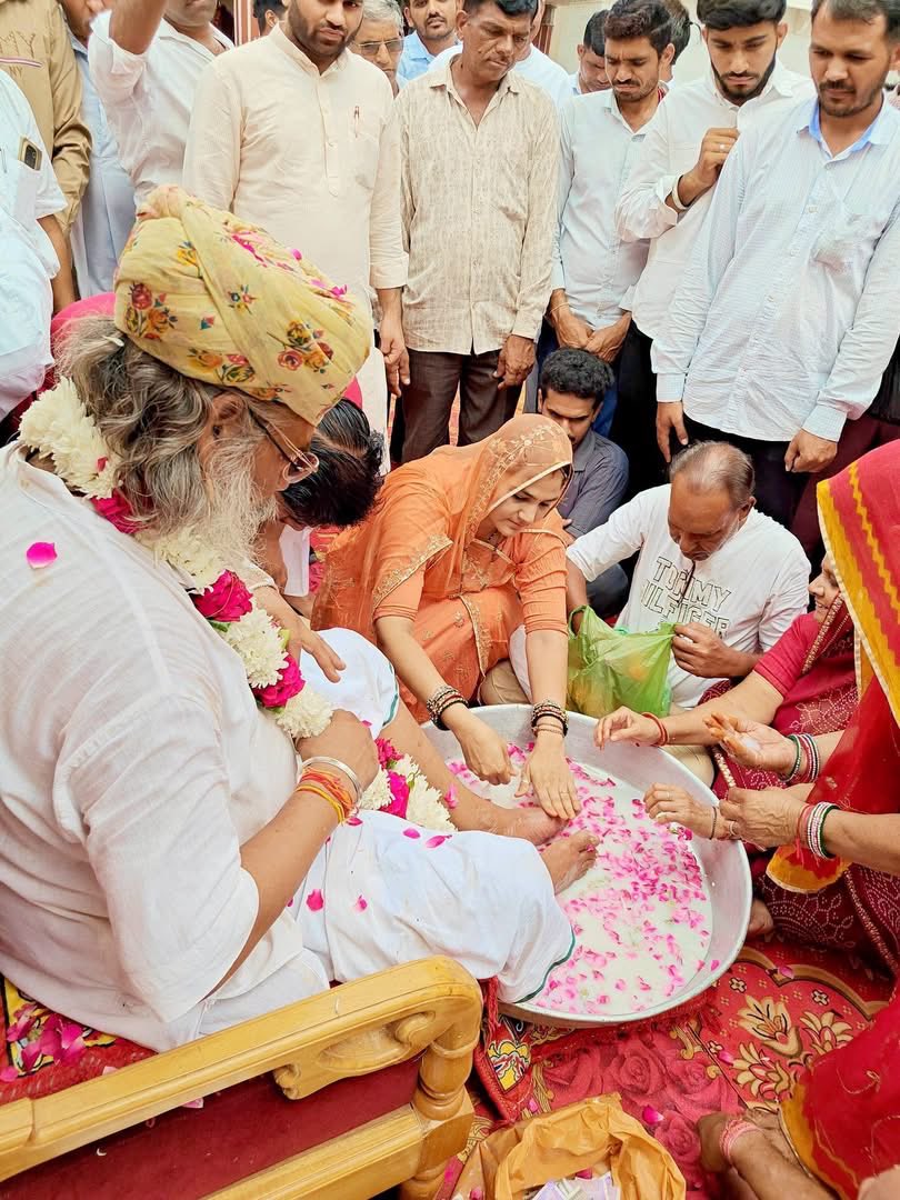 SumitaBhinchar's tweet photo. गुरु पूर्णिमा की हार्दिक शुभकामनाएँ 🙏
आज गुरु पूर्णिमा के पावन अवसर पर परम पूज्य गुरु महाराज, महामंडलेश्वर रघुवर दास जी महाराज के श्रीचरणों मे�� वंदन करने एवं उनका आशीर्वाद प्राप्त करने का परम सौभाग्य मिला।
गुरुदेव की असीम कृपा, स्नेह और दिव्य मार्गदर्शन हम सभी पर सदैव बना रहे। 
उनके श्रीचरणों में सादर कोटि-कोटि प्रणाम। 🙏
#गुरुपूर्णिमा #गुरुपूजा #गुरुदेव #श्रीचरण #आशीर्वाद #गुरुकृपा #रघुवरदासजी #महामंडलेश्वर #श्रद्धा_और_भक्ति #आध्यात्मिकमार्ग #गुरुका_आशीर्वाद