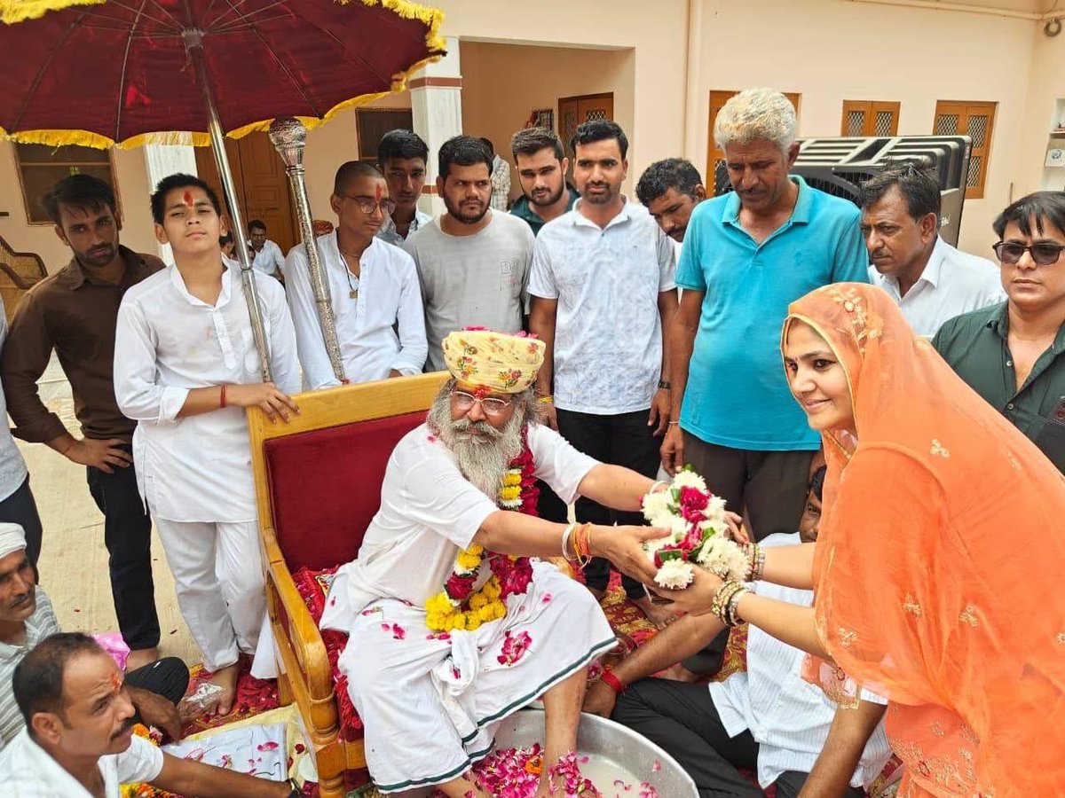 SumitaBhinchar's tweet photo. गुरु पूर्णिमा की हार्दिक शुभकामनाएँ 🙏
आज गुरु पूर्णिमा के पावन अवसर पर परम पूज्य गुरु महाराज, महामंडलेश्वर रघुवर दास जी महाराज के श्रीचरणों मे�� वंदन करने एवं उनका आशीर्वाद प्राप्त करने का परम सौभाग्य मिला।
गुरुदेव की असीम कृपा, स्नेह और दिव्य मार्गदर्शन हम सभी पर सदैव बना रहे। 
उनके श्रीचरणों में सादर कोटि-कोटि प्रणाम। 🙏
#गुरुपूर्णिमा #गुरुपूजा #गुरुदेव #श्रीचरण #आशीर्वाद #गुरुकृपा #रघुवरदासजी #महामंडलेश्वर #श्रद्धा_और_भक्ति #आध्यात्मिकमार्ग #गुरुका_आशीर्वाद