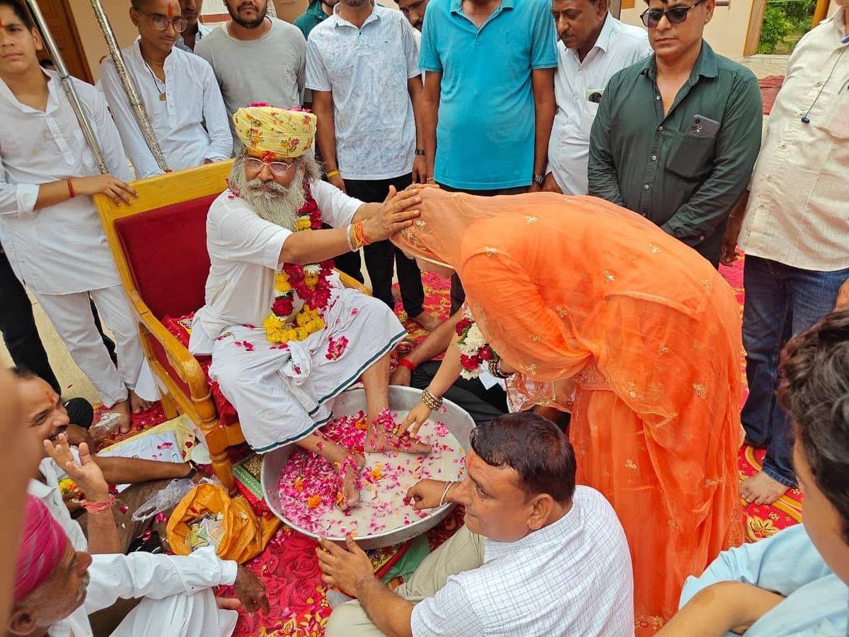 SumitaBhinchar's tweet photo. गुरु पूर्णिमा की हार्दिक शुभकामनाएँ 🙏
आज गुरु पूर्णिमा के पावन अवसर पर परम पूज्य गुरु महाराज, महामंडलेश्वर रघुवर दास जी महाराज के श्रीचरणों मे�� वंदन करने एवं उनका आशीर्वाद प्राप्त करने का परम सौभाग्य मिला।
गुरुदेव की असीम कृपा, स्नेह और दिव्य मार्गदर्शन हम सभी पर सदैव बना रहे। 
उनके श्रीचरणों में सादर कोटि-कोटि प्रणाम। 🙏
#गुरुपूर्णिमा #गुरुपूजा #गुरुदेव #श्रीचरण #आशीर्वाद #गुरुकृपा #रघुवरदासजी #महामंडलेश्वर #श्रद्धा_और_भक्ति #आध्यात्मिकमार्ग #गुरुका_आशीर्वाद