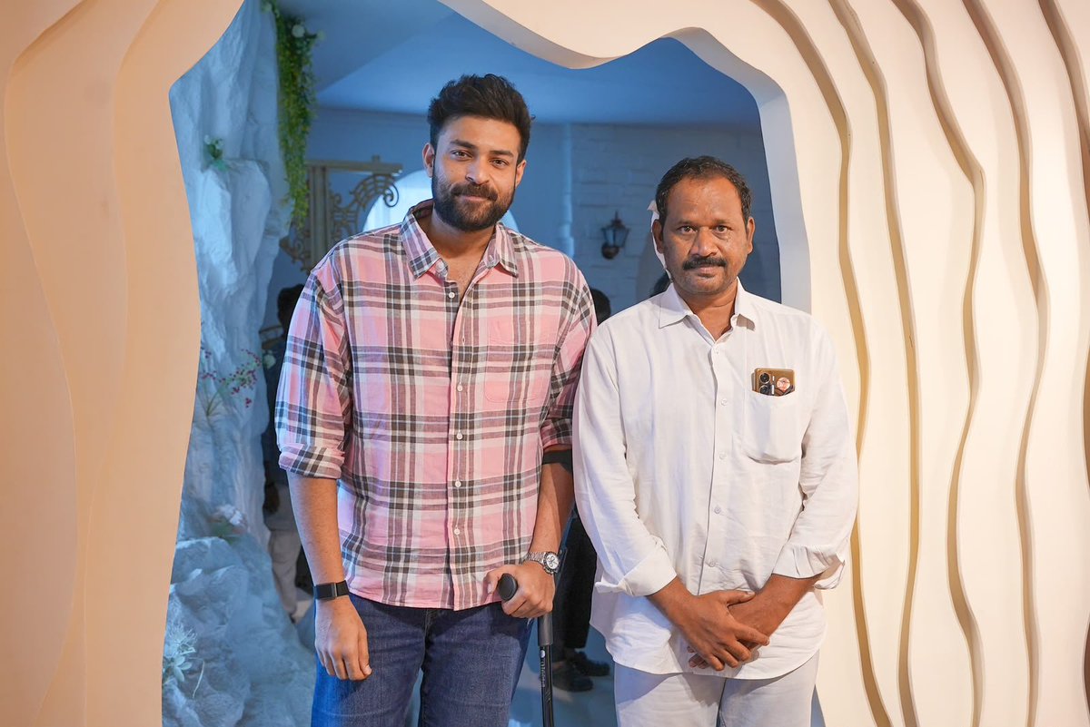 bobby_yedida's tweet photo. Mega Prince @IAmVarunTej 🙏❤️
అభిమానుల పట్ల మరోసారి తన పెద్ద మనసు చాటుకున్న మెగా ప్రిన్స్ వరుణ్ తేజ్

అనంతపురం జిల్లా చిరంజీవి యువత అధ్యక్షులు మరియు గుత్తి పట్టణ జనసేన పార్టీ అధ్యక్షులు శ్రీ సురేష్ పాటిల్ ట్యూమర్ వ్యాధితో బాధపడుతున్న విషయం తెలుసుకున్న మెగా ప్రిన్స్ వరుణ్ తేజ్ గారు వెంటనే స్పందించారు.

తన తల్లిగారు శ్రీమతి పద్మజ గారి సహకారంతో హైదరాబాద్‌లోని సిటీ న్యూరో సెంటర్ వైద్యులతో మాట్లాడించి, శ్రీ సురేష్ పాటిల్ గారికి అత్యుత్తమ వైద్యం అందేలా అన్ని ఏర్పాట్లు చేశారు. ఆపరేషన్ విజయవంతంగా జరిగేలా ప్రత్యేక శ్రద్ధ తీసుకోవడమే కాకుండా, చికిత్స సమయంలో ఆయనకు, కుటుంబ సభ్యులకు ఎలాంటి ఇబ్బందులు కలగకుండా ఆసుపత్రిలో అవసరమైన అన్ని ఏర్పాట్లను సమకూర్చారు.

అంతేకాకుండా, చికిత్సకు అయ్యే పూర్తి వైద్య ఖర్చును స్వయంగా ఆయనే భరించి, శ్రీ సురేష్ పాటిల్ పూర్తిగా కోలుకుని డిశ్చార్జ్ అయ్యే వరకు ఎప్పటికప్పుడు ఆరోగ్య పరిస్థితిని తెలుసుకుంటూ అండగా నిలిచారు.

అభిమానులకు అండగా ఉండటంలో వరుణ్ తేజ్ గారికి ఇది కొత్త విషయం కాదు. ఇటీవల అనంతపురానికి చెందిన ఓ అభిమాని మరణించిన సందర్భంగా కూడా, ఆ కుటుంబానికి ఆర్థిక సహాయం అందించి తన మానవత్వాన్ని చాటుకున్నారు.

మెగాస్టార్ చిరంజీవి గారి సేవా భావాన్ని స్ఫూర్తిగా తీసుకున్న వరుణ్ తేజ్ గారు, అవసరమైన సమయంలో ముందుండి సహాయం చేస్తూ మరోసారి తన పెద్ద మనసును చాటుకున్నారు. చిరంజీవి గారి నుంచి అందుకున్న మానవత్వం, సేవా దృక్పథాన్ని ఆచరణలో చూపిస్తూ అభిమానుల హృదయాలను మరోసారి గెలుచుకున్నారు.