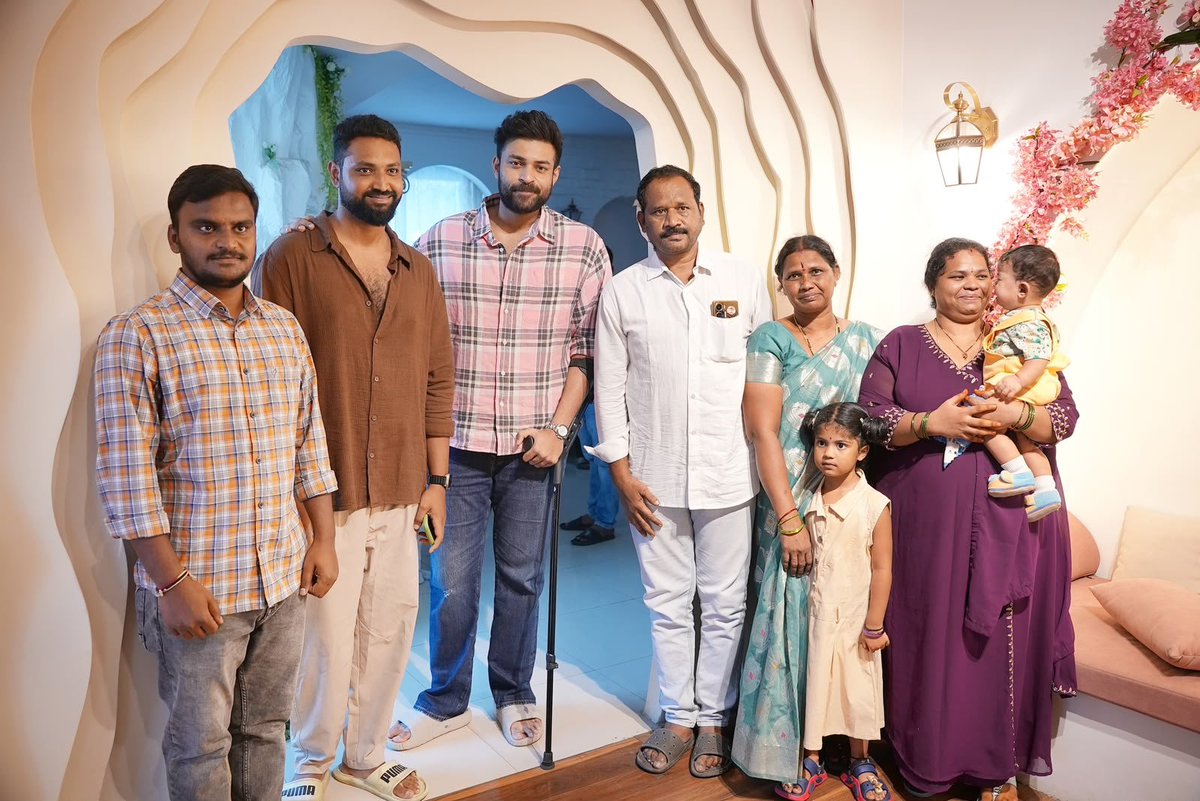 bobby_yedida's tweet photo. Mega Prince @IAmVarunTej 🙏❤️
అభిమానుల పట్ల మరోసారి తన పెద్ద మనసు చాటుకున్న మెగా ప్రిన్స్ వరుణ్ తేజ్

అనంతపురం జిల్లా చిరంజీవి యువత అధ్యక్షులు మరియు గుత్తి పట్టణ జనసేన పార్టీ అధ్యక్షులు శ్రీ సురేష్ పాటిల్ ట్యూమర్ వ్యాధితో బాధపడుతున్న విషయం తెలుసుకున్న మెగా ప్రిన్స్ వరుణ్ తేజ్ గారు వెంటనే స్పందించారు.

తన తల్లిగారు శ్రీమతి పద్మజ గారి సహకారంతో హైదరాబాద్‌లోని సిటీ న్యూరో సెంటర్ వైద్యులతో మాట్లాడించి, శ్రీ సురేష్ పాటిల్ గారికి అత్యుత్తమ వైద్యం అందేలా అన్ని ఏర్పాట్లు చేశారు. ఆపరేషన్ విజయవంతంగా జరిగేలా ప్రత్యేక శ్రద్ధ తీసుకోవడమే కాకుండా, చికిత్స సమయంలో ఆయనకు, కుటుంబ సభ్యులకు ఎలాంటి ఇబ్బందులు కలగకుండా ఆసుపత్రిలో అవసరమైన అన్ని ఏర్పాట్లను సమకూర్చారు.

అంతేకాకుండా, చికిత్సకు అయ్యే పూర్తి వైద్య ఖర్చును స్వయంగా ఆయనే భరించి, శ్రీ సురేష్ పాటిల్ పూర్తిగా కోలుకుని డిశ్చార్జ్ అయ్యే వరకు ఎప్పటికప్పుడు ఆరోగ్య పరిస్థితిని తెలుసుకుంటూ అండగా నిలిచారు.

అభిమానులకు అండగా ఉండటంలో వరుణ్ తేజ్ గారికి ఇది కొత్త విషయం కాదు. ఇటీవల అనంతపురానికి చెందిన ఓ అభిమాని మరణించిన సందర్భంగా కూడా, ఆ కుటుంబానికి ఆర్థిక సహాయం అందించి తన మానవత్వాన్ని చాటుకున్నారు.

మెగాస్టార్ చిరంజీవి గారి సేవా భావాన్ని స్ఫూర్తిగా తీసుకున్న వరుణ్ తేజ్ గారు, అవసరమైన సమయంలో ముందుండి సహాయం చేస్తూ మరోసారి తన పెద్ద మనసును చాటుకున్నారు. చిరంజీవి గారి నుంచి అందుకున్న మానవత్వం, సేవా దృక్పథాన్ని ఆచరణలో చూపిస్తూ అభిమానుల హృదయాలను మరోసారి గెలుచుకున్నారు.
