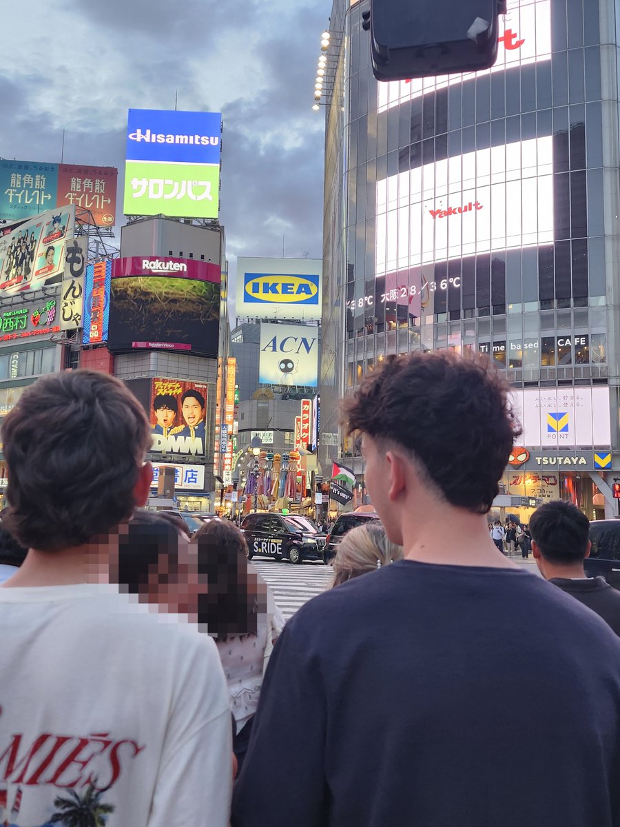 huwarinn's tweet photo. 渋谷に用事があったのでついでに見てきたけどデモやってる方いる～～～！！すげ～～～！！！ほんとに良い場所でやってるなぁ…………！！

#渋谷交差点デモ https://t.co/a1k4cWB7sl