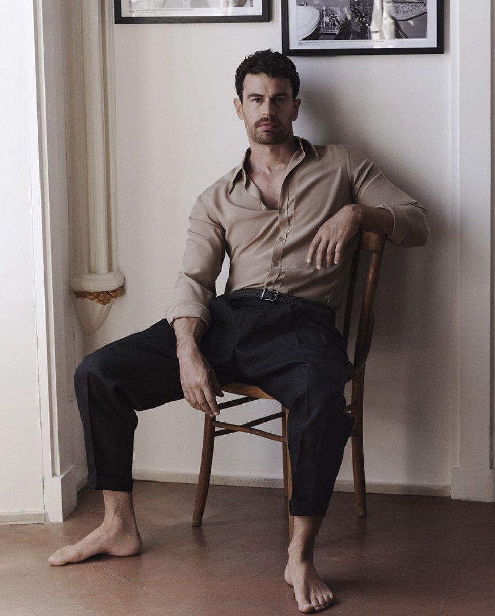 audreyficus2's tweet photo. it’s the bare feet for me https://t.co/CBxnuqbey3
