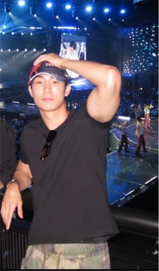 blueematoo's tweet photo. this picture. that damn pose. that damn biceps. that damn shirt. FUCK KASIBOOK FOR ABLE TO FUCK HIM 😭😭😭😭😭😭😭😭 https://t.co/9OW6QLgQrr