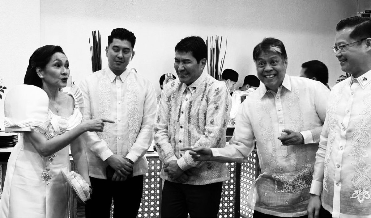 alexstlexi's tweet photo. magulong kapaligiran, sayo lang ang tingin. https://t.co/gX1kx2cDfA