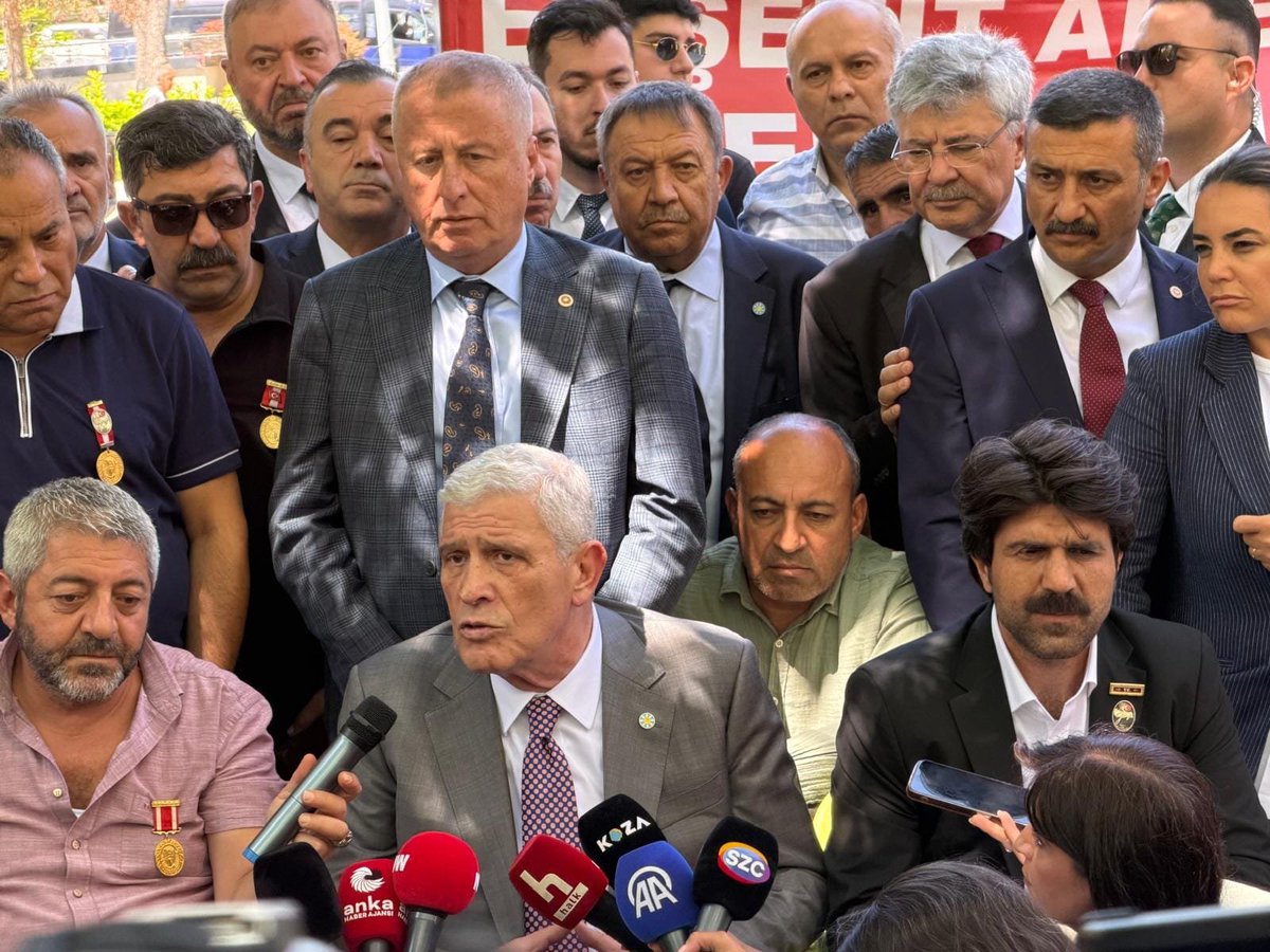 YS_Turkoglu's tweet photo. GENEL BAŞKANIMIZ “DÜŞÜN PEŞİME” DEDİ VE TAM KADRO GÜVENPARK’A ÇIKARMA YAPTIK…

🇹🇷Genel Başkanımız Sayın Müsavat Dervişoğlu (@MDervisogluTR), grup toplantımızın sonunda; "Şimdi, Güvenpark'a gidiyorum. Onların olduğu her yer, bizim için Milli Meclistir. Düşün peşime." dedi.
Biz de milletvekillerimiz ve dava arkadaşlarımızla birlikte, haklarını arayan er şehit ailelerimiz ile er terör gazilerimizin yanında olduk.

🇹🇷Onların sesi bizim sesimiz, mücadeleleri bizim mücadelemizdir.
Vatan uğruna bedel ödeyenleri yalnız bırakmak, vicdana da milletimize de sığmaz.

🇹🇷Gazilerimizin onurlu mücadelesi ve şehit ailelerimizin haklı talepleri karşılık bulana kadar yanlarında olmaya devam edeceğiz.

#BizVarız 🇹🇷
#ErGazileri #ErŞehitleri