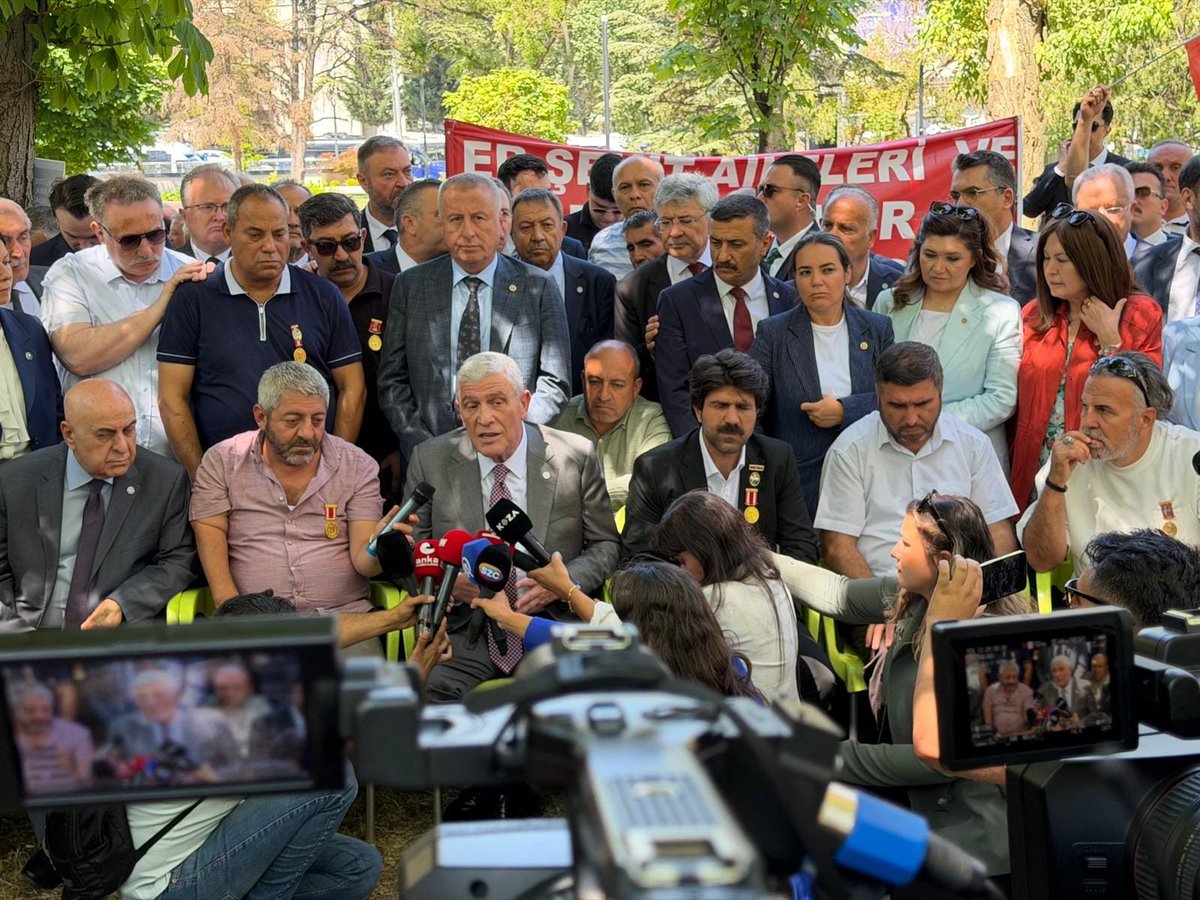 YS_Turkoglu's tweet photo. GENEL BAŞKANIMIZ “DÜŞÜN PEŞİME” DEDİ VE TAM KADRO GÜVENPARK’A ÇIKARMA YAPTIK…

🇹🇷Genel Başkanımız Sayın Müsavat Dervişoğlu (@MDervisogluTR), grup toplantımızın sonunda; "Şimdi, Güvenpark'a gidiyorum. Onların olduğu her yer, bizim için Milli Meclistir. Düşün peşime." dedi.
Biz de milletvekillerimiz ve dava arkadaşlarımızla birlikte, haklarını arayan er şehit ailelerimiz ile er terör gazilerimizin yanında olduk.

🇹🇷Onların sesi bizim sesimiz, mücadeleleri bizim mücadelemizdir.
Vatan uğruna bedel ödeyenleri yalnız bırakmak, vicdana da milletimize de sığmaz.

🇹🇷Gazilerimizin onurlu mücadelesi ve şehit ailelerimizin haklı talepleri karşılık bulana kadar yanlarında olmaya devam edeceğiz.

#BizVarız 🇹🇷
#ErGazileri #ErŞehitleri