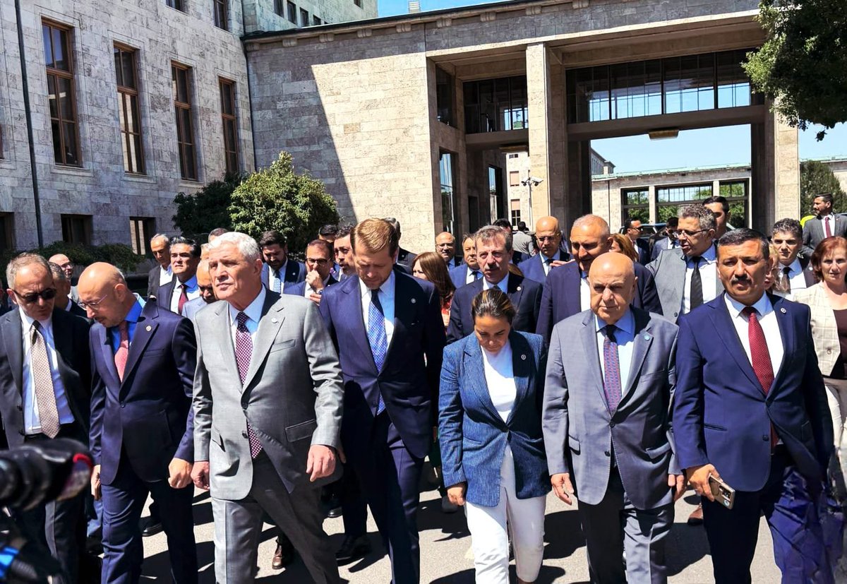 YS_Turkoglu's tweet photo. GENEL BAŞKANIMIZ “DÜŞÜN PEŞİME” DEDİ VE TAM KADRO GÜVENPARK’A ÇIKARMA YAPTIK…

🇹🇷Genel Başkanımız Sayın Müsavat Dervişoğlu (@MDervisogluTR), grup toplantımızın sonunda; "Şimdi, Güvenpark'a gidiyorum. Onların olduğu her yer, bizim için Milli Meclistir. Düşün peşime." dedi.
Biz de milletvekillerimiz ve dava arkadaşlarımızla birlikte, haklarını arayan er şehit ailelerimiz ile er terör gazilerimizin yanında olduk.

🇹🇷Onların sesi bizim sesimiz, mücadeleleri bizim mücadelemizdir.
Vatan uğruna bedel ödeyenleri yalnız bırakmak, vicdana da milletimize de sığmaz.

🇹🇷Gazilerimizin onurlu mücadelesi ve şehit ailelerimizin haklı talepleri karşılık bulana kadar yanlarında olmaya devam edeceğiz.

#BizVarız 🇹🇷
#ErGazileri #ErŞehitleri