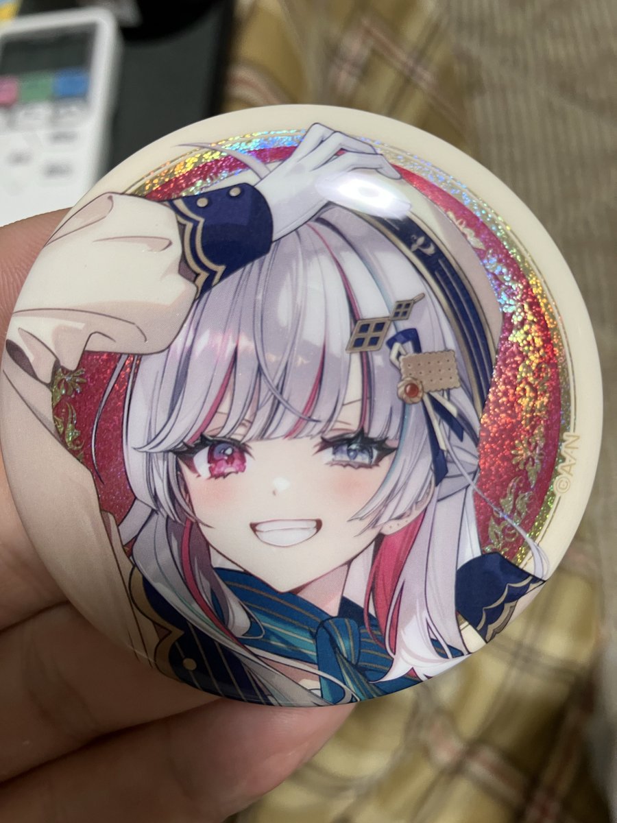 hank_pad2's tweet photo. 散歩中に寄ったコンビニでにじさんじ缶バッジビスケットまだ売ってた笑 https://t.co/N65UQ7mz6g