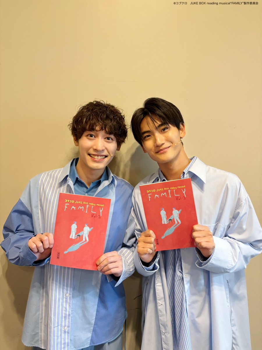 Kobukuro_jbm's tweet photo. 7月29日（水）19時公演は
#小林亮太 さんと #髙橋颯 さんのペアでした🌸

念願の！と
お互いに話されていた、お二人。
温かく、そして優しい歌声が響く幕開けとなりました。

明日からも、劇場でお待ちしております🪑

✍️公演アンケートはこちら
https://t.co/Vh0vuRyNyl

#コブクロJBM https://t.co/NsijmG9ajT
