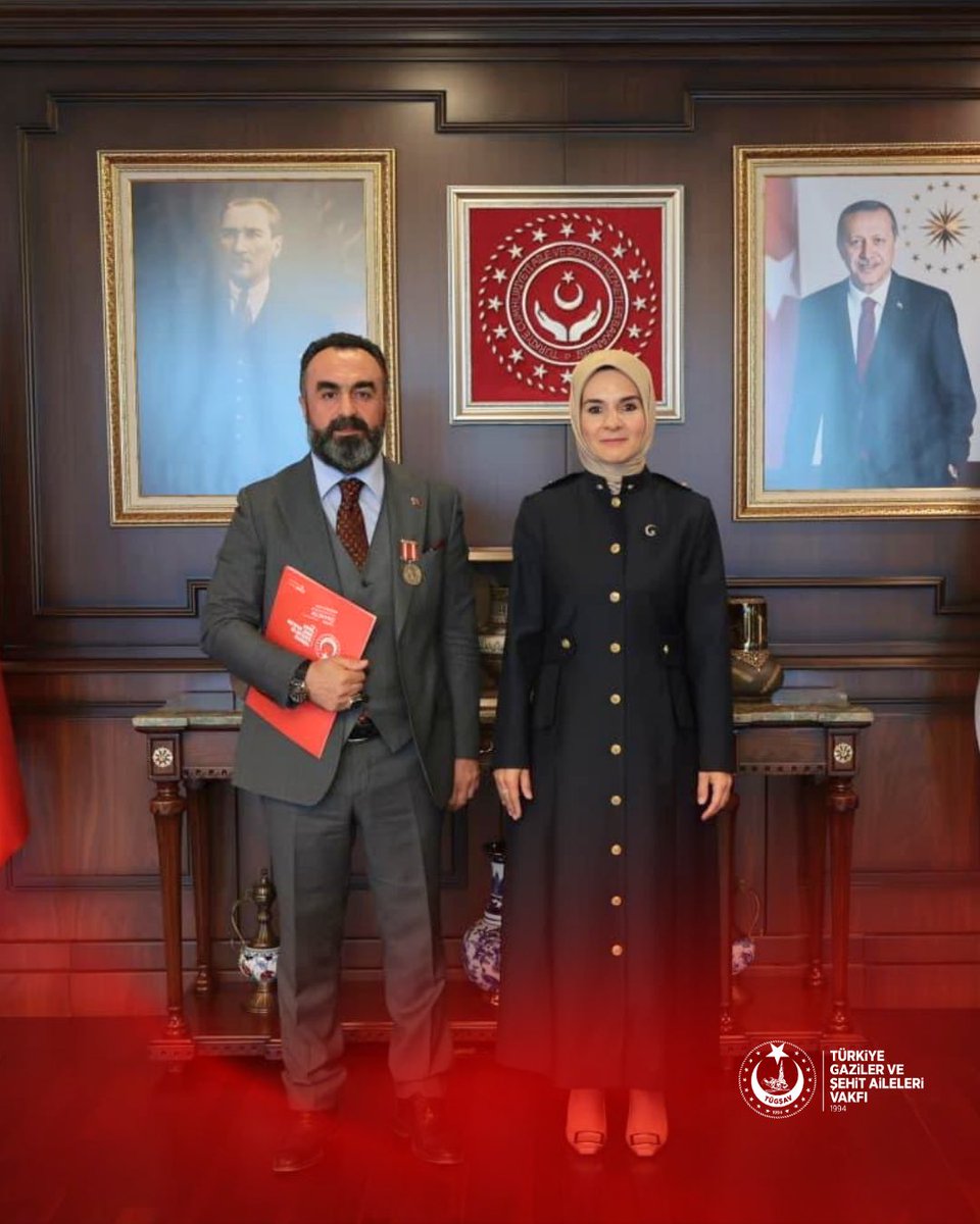 GazilerVakfi's tweet photo. Şehitlerimize vefa, gazilerimize minnet; güçlü devlet anlayışımızın en önemli göstergelerindendir. Şehit yakınlarımız ve gazilerimizin uzun yıllardır beklediği özlük haklarına ilişkin düzenlemenin Meclis gündemine taşınmasında büyük emek veren Aile ve Sosyal Hizmetler Bakanımız Sayın Mahinur Özdemir Göktaş’a ve kıymetli çalışma ekibine teşekkür ediyoruz.

Göreve geldiği günden bu yana şehit ailelerimizin ve gazilerimizin her talebini büyük bir hassasiyetle takip eden, sorunların çözümü noktasında samimi bir irade ortaya koyan Sayın Bakanımızın öncülüğünde yürütülen bu çalışmaların, Gazi Meclisimizde de karşılık bulacağına inanıyoruz.

Vefa sözle değil, icraatla gösterilir. Düzenlemenin şehit yakınlarımız, gazilerimiz ve aziz milletimiz için hayırlı olmasını diliyor; emeği geçen herkese teşekkür ediyoruz.