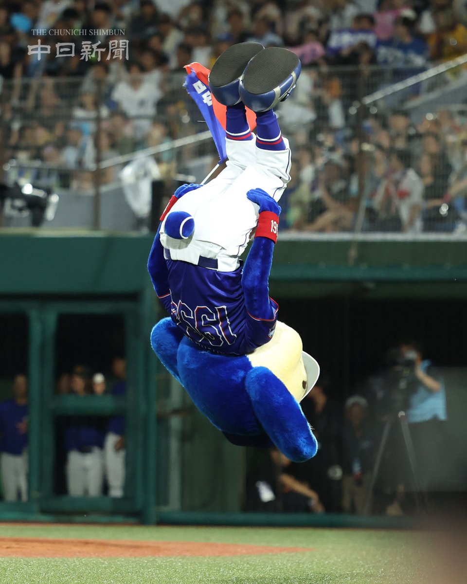 chunichiphoto's tweet photo. 【ドラゴンズ】バク宙を決めるドアラ #中日新聞 #中日スポーツ https://t.co/d1dOAGZTAw