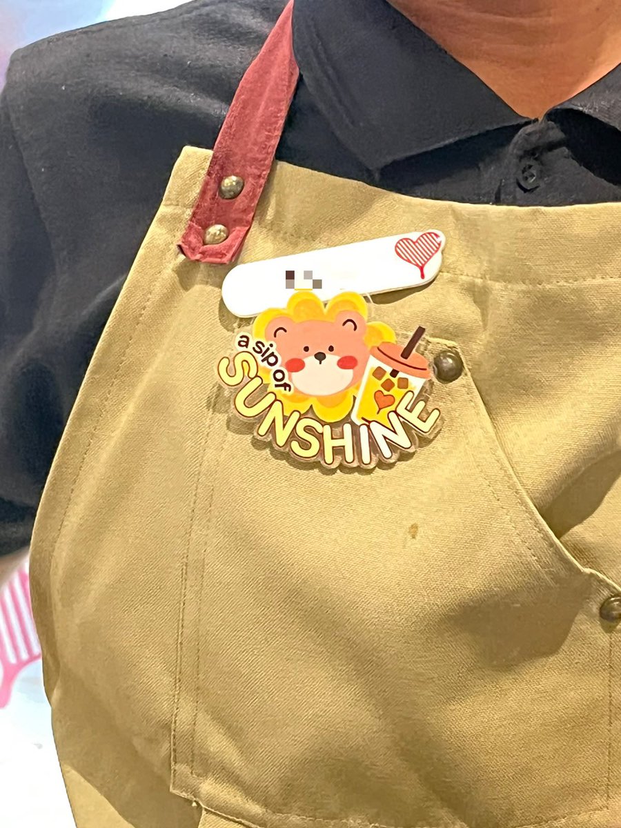 __rraerae's tweet photo. 🧕🏻 : aku
👨🏻‍🍳 : mas kopken

🧕🏻 : “mas bole foto itu pin nya ga?”
👨🏻‍🍳 : “oh bole bole kaa, mw dilepas aja ga biar bisa megang”
🧕🏻 : “ gapapa pake aja foto sama mas nya”
👨🏻‍🍳 : (lanjut difoto sambil tersenyum manis) wkwk

*mas nya lucu bgt… pinter bgt ga gueh modusnya??😆 https://t.co/7z8xp7lvzF