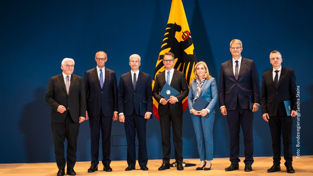 BMG_Bund's tweet photo. Hallo, Carsten Linnemann! 👋
Bundespräsident Frank-Walter Steinmeier hat den ehemaligen CDU-Generalsekretär am Mittwoch zum Bundesgesundheitsminister ernannt. Er folgt auf @ninawarken, die Chefin des Bundeskanzleramts wird. https://t.co/o8HhKOZf8K