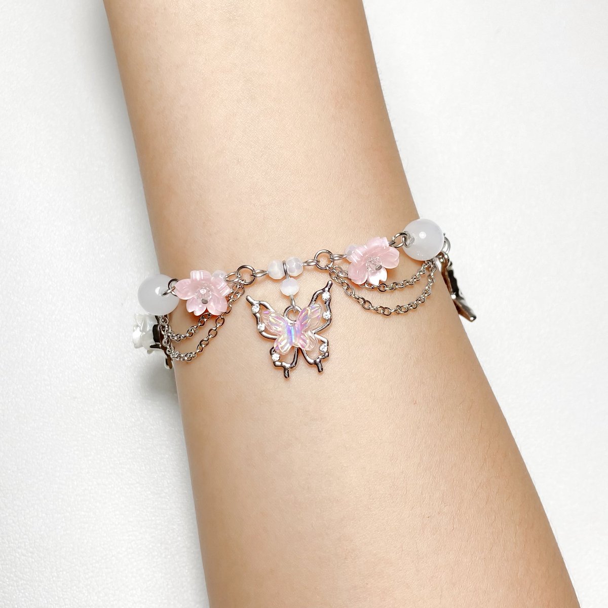 keepcold_club's tweet photo. Customized Extra Bracelet ‧₊˚🌸

งานคัสตอมสร้อยข้อมือหวานๆ โทนสีชมพู ในธีมดอกไม้ และผีเสื้อ จากกลางปีที่แล้ว‧₊ 𐐪𐑂

⟡ Not for Sale ⟡ Do Not Copy ⟡ https://t.co/vq9Cjhundk
