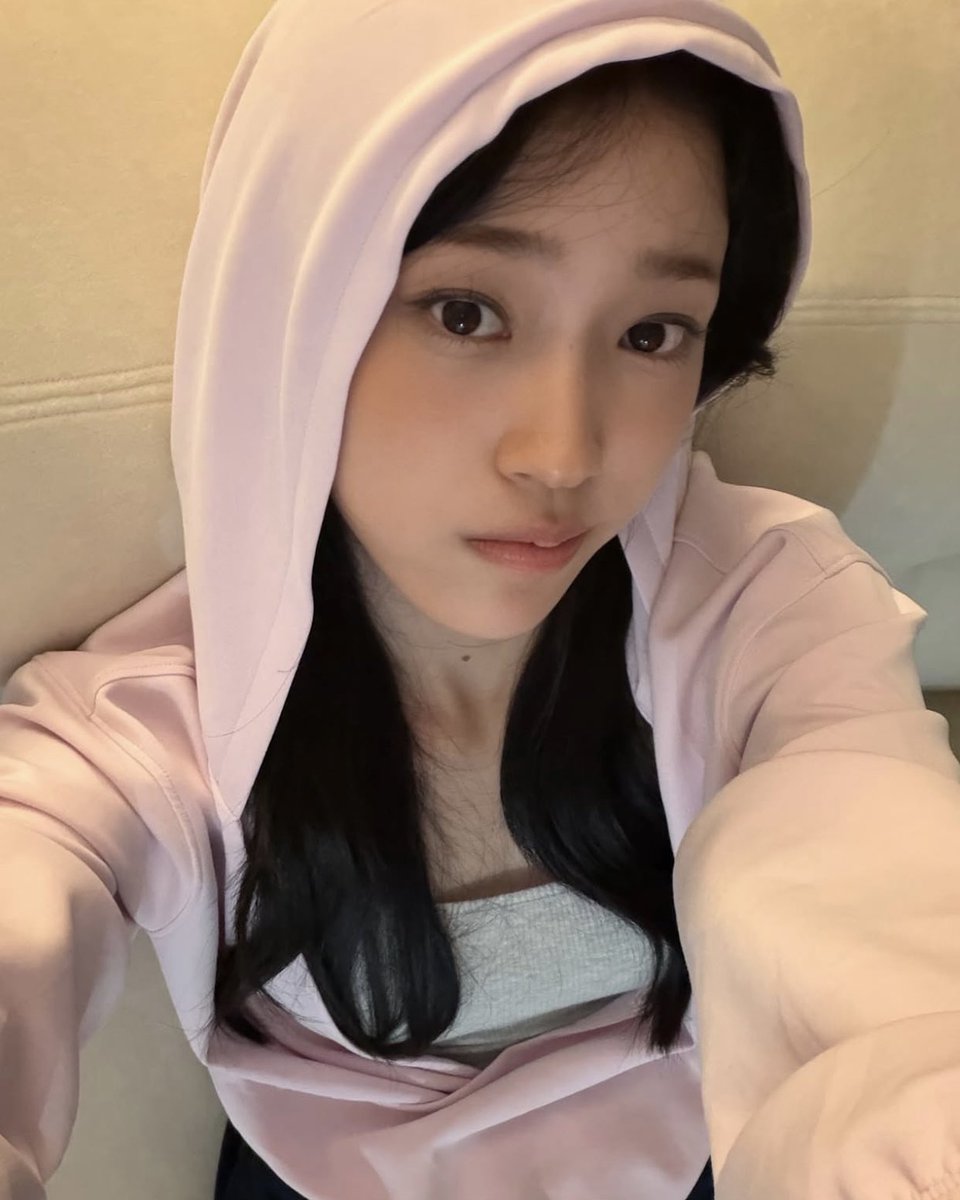 luvwoosannie's tweet photo. she absolutely knows how to 
take the perfect selcas 🤳⭐️ https://t.co/zjafuyXYdK