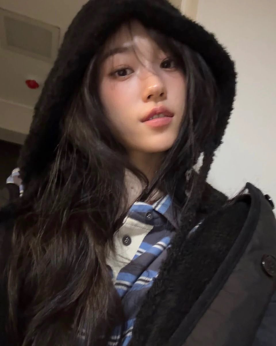 luvwoosannie's tweet photo. she absolutely knows how to 
take the perfect selcas 🤳⭐️ https://t.co/zjafuyXYdK