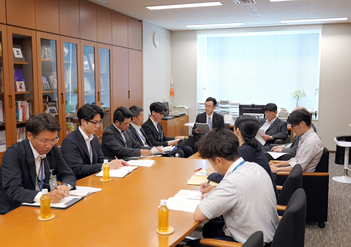 KenAkamatsu's tweet photo. 本日は、11時から警察庁を呼んで、刑法175条について山田太郎議員と合同レク。ファンティアの件や、IHCの判断基準・通報件数、憲法21条1項をどう認識しているかなど。
昨日は、超大手ゲーム会社4社の担当者と、ゲームの保存について会談。会社が倒産し有名タイトルを受け継ぐも、死蔵される事例など。 https://t.co/xVnq9j7ICF