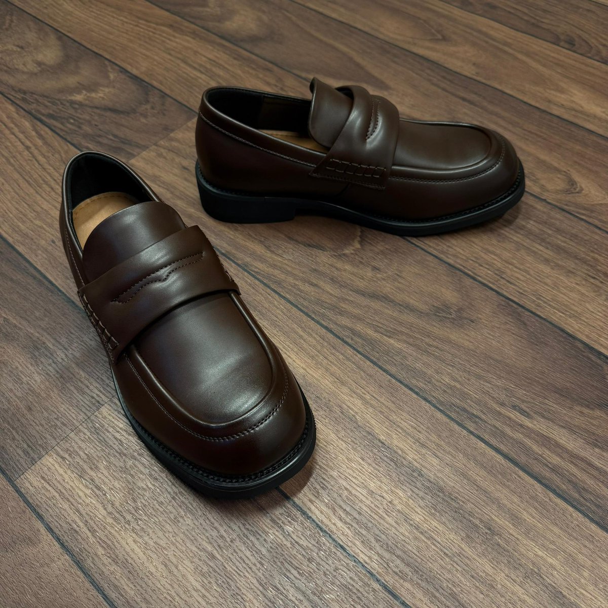 Flipsbytofunmi's tweet photo. BOLD CUT-OUT TWO TONE BRIDGE LOAFERS Sizes: 40-46 https://t.co/8eAXGoBWHf