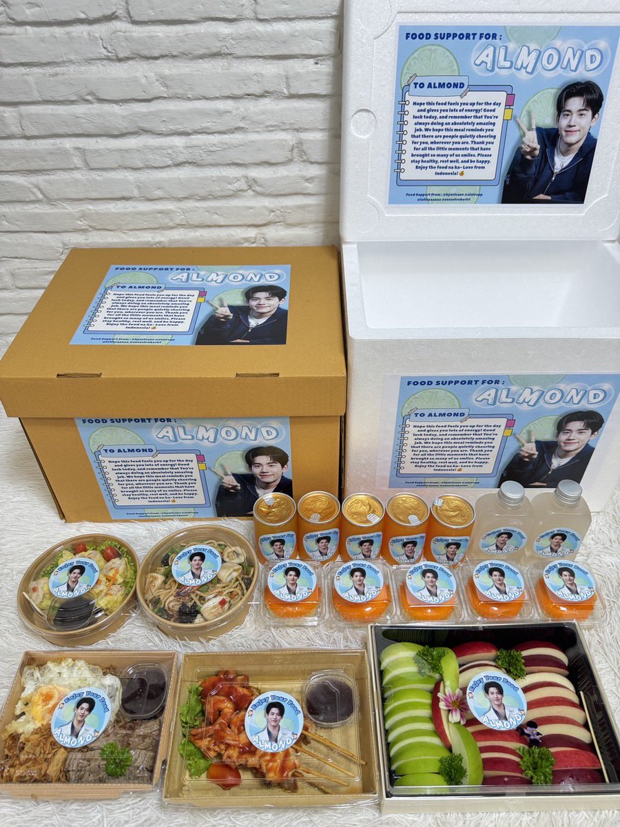 AlmondOfficial_'s tweet photo. 🍱 #ปิ่นโตของแอลม่อน #Almondbabybigboy #AlmondProgress
[ #WhenOrangesFall ] 🍊🌳

✨️ Thank you Food Support for Almond Progress by @hyoricane @aisleepp 
@latisaaaaaa @susustroberiri

Dinner is served! 🍽️✨ We’ve prepared a hearty dinner for Almond and Progress. Eat well and enjoy your meal, kids! 💖

For Almond: Dumplings, BBQ meat, Seafood Spaghetti, Rice with Beef Steak & Fried Egg, Orange Bear Cake, Apple, Fresh Orange Juice, and Fresh Coconut Juice.

For Progress: Isaan Sausage, BBQ Meat, Bacon Carbonara with Dried Chilli, Rice with Beef Steak & Fried Egg, Orange Bear Cake, Yellow Mango, Fresh Orange Juice, and Fresh Coconut Juice.

We hope you both enjoy every bite and recharge your energy. Wishing you a wonderful evening! 🍊 💙💚