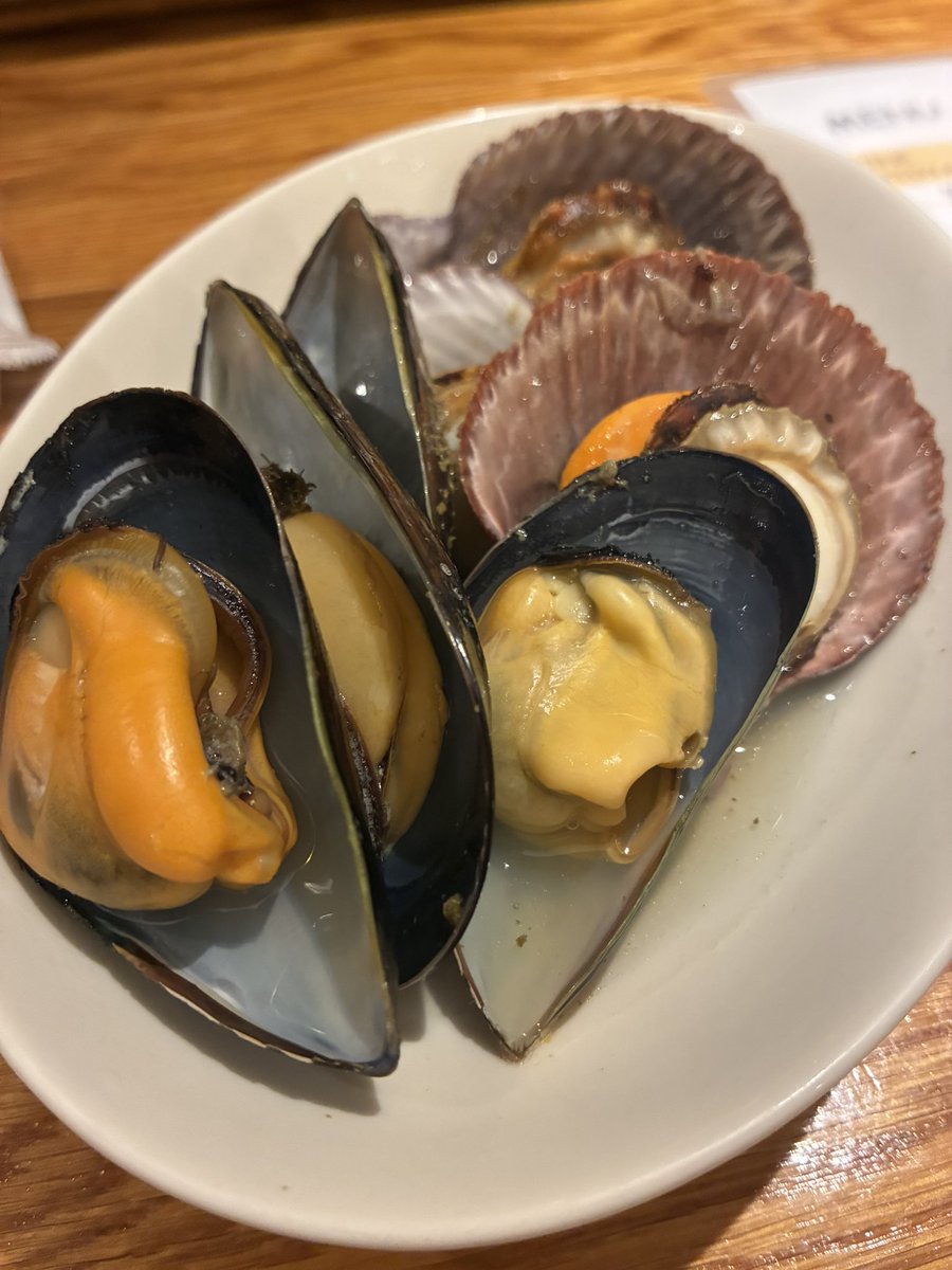 fjk_22's tweet photo. ご飯作りたくなくてフラッと入った立ち飲み、お隣さんが大富豪さんで奢られ困惑しながら退出…美味しすぎたありがとうございます😭 https://t.co/znzaGYZHx2