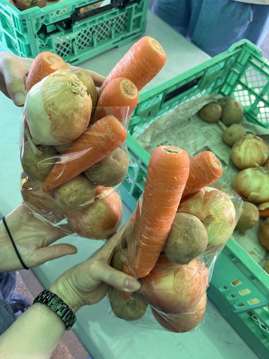 _chica82_'s tweet photo. 今年も桃狩りしてきた🍑桃食べ放題とお土産3つもらって野菜詰め放題したりワイナリー行ったり何故かメロン1玉ももらって大荷物で帰宅ー https://t.co/2d9PDDb3yE
