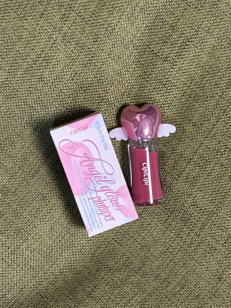 HYTSalon22's tweet photo. CipiCipi   @cipicipi_cosme 
Angelic Color Plumper
03 Love Pop Pink

パッと顔色を明るく見せてくれるような華やかピンク😌
甘めカラーだけど派手すぎず、
唇にのせるとちゅるんとツヤ感が出て、
一気に可愛い印象に✨✨

ぷるっとした質感で、
これ1本でももちろん、いつものリップに重ねてニュアンスチェンジするのも良さそう🥹

パケのハート×羽デザインまで可愛いし
ピンクリップ好きさんはぜひチェックしてみてください🫶🏻

#CipiCipi #シピシピ #AngelicColorPlumper #エンジェリックカラープランパー #LovePopPink #ラブポップピンク #リップ #プランパー #ピンクリップ #ツヤリップ #コスメレビュー #コスメ垢 #美容垢 #韓国コスメ好きさんと繋がりたい #コスメ好きさんと繋がりたい #コスメ垢さんと繋がりたい #美容垢さんと繋がりたい