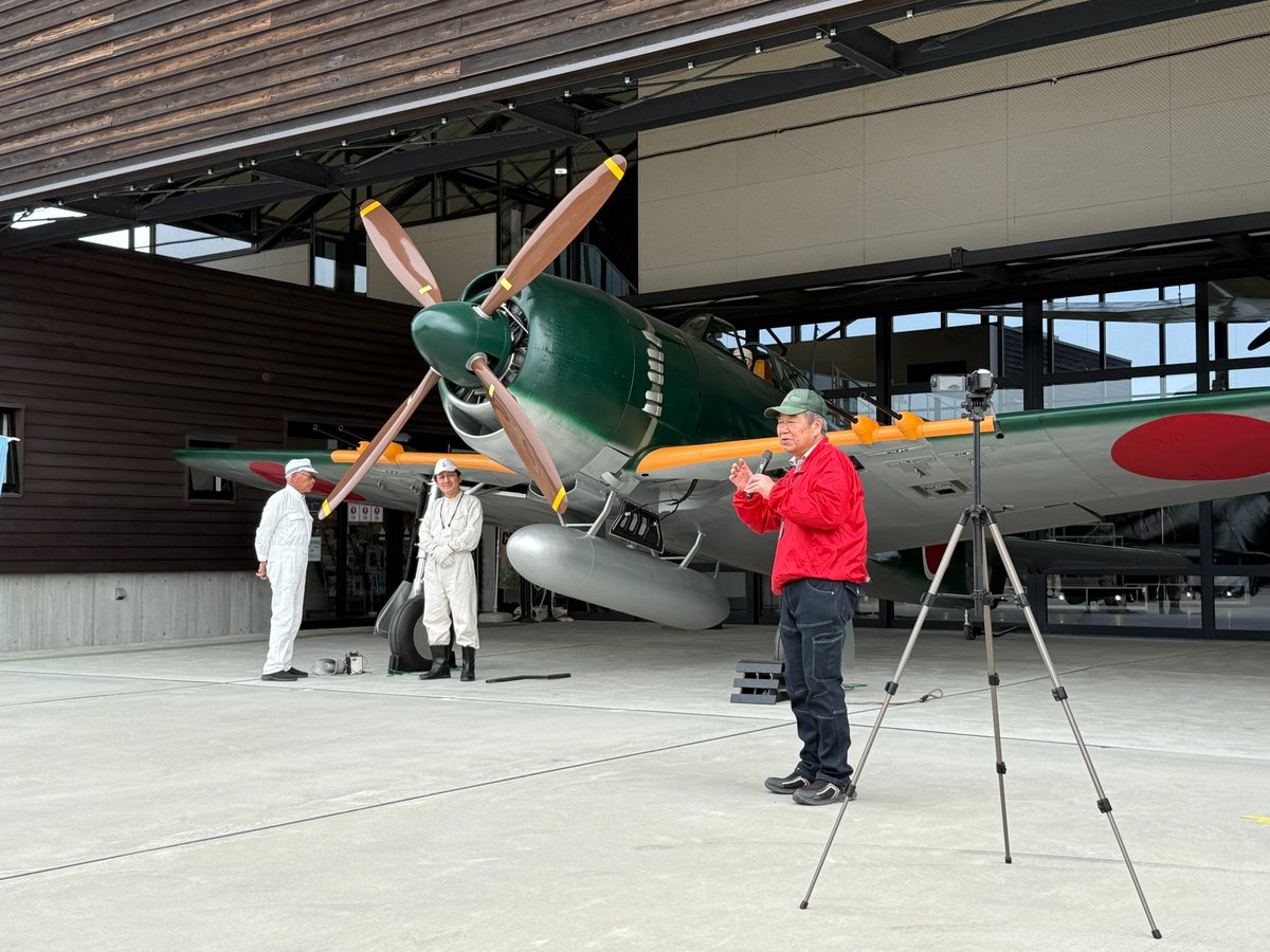 Hetzer226's tweet photo. 今回の旅で一番心に残ったのは、軍装ではなく、温かい人たちとの出会いでした
海軍航空服や装備を貸していただき、一緒に作業や食事をし、紫電改を動かす貴重な時間を共有できました。さらに菅野さんから素敵な作品までいただき、本当に感謝しています
また皆さんにお会いできる日を楽しみにしています https://t.co/gkHOUhBjcU