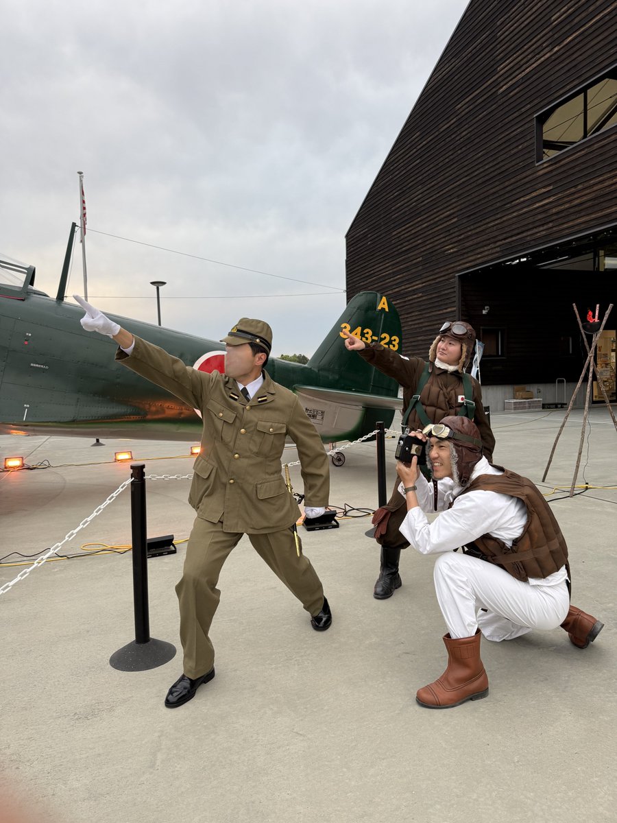 Hetzer226's tweet photo. 今回の旅で一番心に残ったのは、軍装ではなく、温かい人たちとの出会いでした
海軍航空服や装備を貸していただき、一緒に作業や食事をし、紫電改を動かす貴重な時間を共有できました。さらに菅野さんから素敵な作品までいただき、本当に感謝しています
また皆さんにお会いできる日を楽しみにしています https://t.co/gkHOUhBjcU