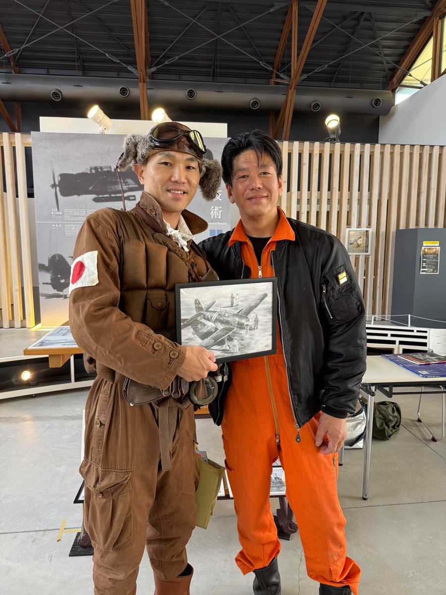 Hetzer226's tweet photo. 今回の旅で一番心に残ったのは、軍装ではなく、温かい人たちとの出会いでした
海軍航空服や装備を貸していただき、一緒に作業や食事をし、紫電改を動かす貴重な時間を共有できました。さらに菅野さんから素敵な作品までいただき、本当に感謝しています
また皆さんにお会いできる日を楽しみにしています https://t.co/gkHOUhBjcU