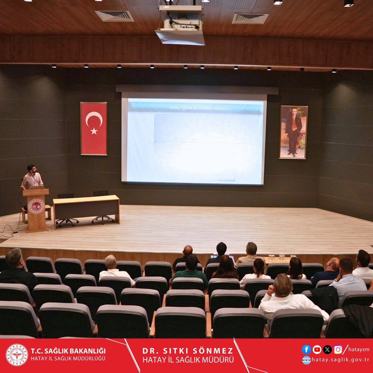 hataysm's tweet photo. Bağımlılıkla Mücadele İl Koordinasyon Kurulu Toplantısı Gerçekleştirildi

Vali Yardımcımız Sayın Aydın GÖÇER başkanlığında, İl Sağlık Müdürümüz Sayın Dr. Sıtkı SÖNMEZ ve diğer kamu kurumlarımızın temsilcilerinin katılımıyla Bağımlılıkla Mücadele İl Koordinasyon Kurulu Toplantısı gerçekleştirildi.

Müdürlüğümüz koordinasyonunda düzenlenen toplantıda, bağımlılıkla mücadele alanında görev yapan kurum ve kuruluşlar tarafından 2026 yılının ilk altı ayında yürütülen faaliyetler değerlendirilerek kurumlar arası iş birliğinin güçlendirilmesine yönelik çalışmalar ve önümüzdeki dönemde izlenecek yol haritası ele alındı.

Bağımlılıkla mücadelede koruyucu, önleyici, tedavi ve rehabilitasyon hizmetlerinin etkinliğinin artırılması amacıyla kurumlarımız arasındaki koordinasyon ve iş birliği kararlılıkla sürdürülecektir.