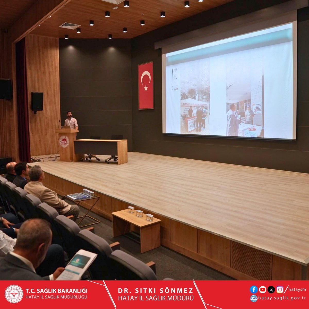 hataysm's tweet photo. Bağımlılıkla Mücadele İl Koordinasyon Kurulu Toplantısı Gerçekleştirildi

Vali Yardımcımız Sayın Aydın GÖÇER başkanlığında, İl Sağlık Müdürümüz Sayın Dr. Sıtkı SÖNMEZ ve diğer kamu kurumlarımızın temsilcilerinin katılımıyla Bağımlılıkla Mücadele İl Koordinasyon Kurulu Toplantısı gerçekleştirildi.

Müdürlüğümüz koordinasyonunda düzenlenen toplantıda, bağımlılıkla mücadele alanında görev yapan kurum ve kuruluşlar tarafından 2026 yılının ilk altı ayında yürütülen faaliyetler değerlendirilerek kurumlar arası iş birliğinin güçlendirilmesine yönelik çalışmalar ve önümüzdeki dönemde izlenecek yol haritası ele alındı.

Bağımlılıkla mücadelede koruyucu, önleyici, tedavi ve rehabilitasyon hizmetlerinin etkinliğinin artırılması amacıyla kurumlarımız arasındaki koordinasyon ve iş birliği kararlılıkla sürdürülecektir.