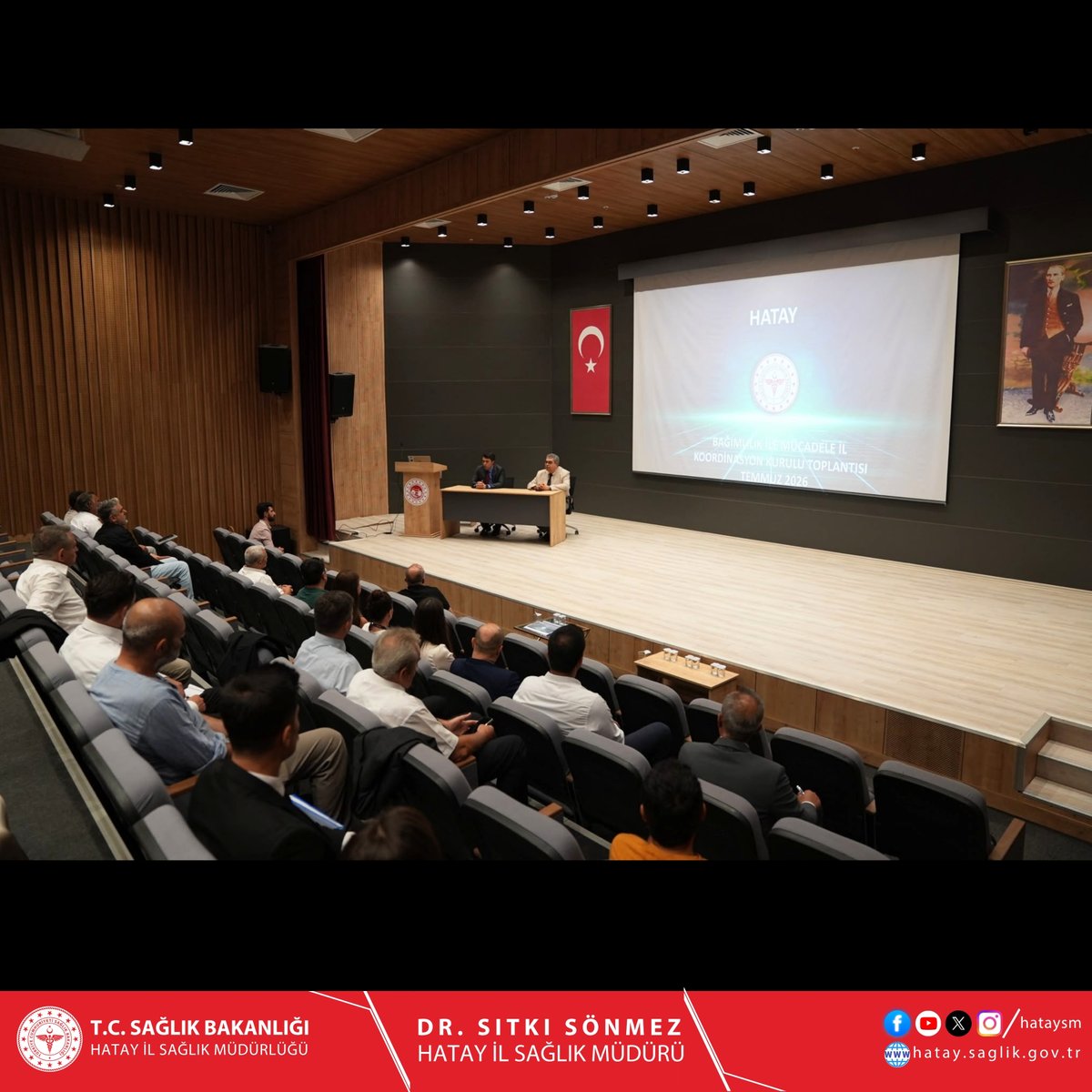 hataysm's tweet photo. Bağımlılıkla Mücadele İl Koordinasyon Kurulu Toplantısı Gerçekleştirildi

Vali Yardımcımız Sayın Aydın GÖÇER başkanlığında, İl Sağlık Müdürümüz Sayın Dr. Sıtkı SÖNMEZ ve diğer kamu kurumlarımızın temsilcilerinin katılımıyla Bağımlılıkla Mücadele İl Koordinasyon Kurulu Toplantısı gerçekleştirildi.

Müdürlüğümüz koordinasyonunda düzenlenen toplantıda, bağımlılıkla mücadele alanında görev yapan kurum ve kuruluşlar tarafından 2026 yılının ilk altı ayında yürütülen faaliyetler değerlendirilerek kurumlar arası iş birliğinin güçlendirilmesine yönelik çalışmalar ve önümüzdeki dönemde izlenecek yol haritası ele alındı.

Bağımlılıkla mücadelede koruyucu, önleyici, tedavi ve rehabilitasyon hizmetlerinin etkinliğinin artırılması amacıyla kurumlarımız arasındaki koordinasyon ve iş birliği kararlılıkla sürdürülecektir.