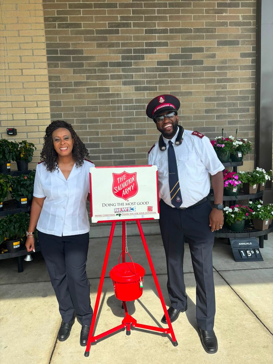 SalvationArmyUS's tweet photo. This year, we celebrated Christmas in July! Officers, employees and volunteers rang the bells outside @Walmart locations across the country, raising funds to support their neighbors in need. Thank you to everyone who rang, gave, and to Walmart for supporting this initiative.  

#RedKettles #ChristmasinJuly #GivewithJoy