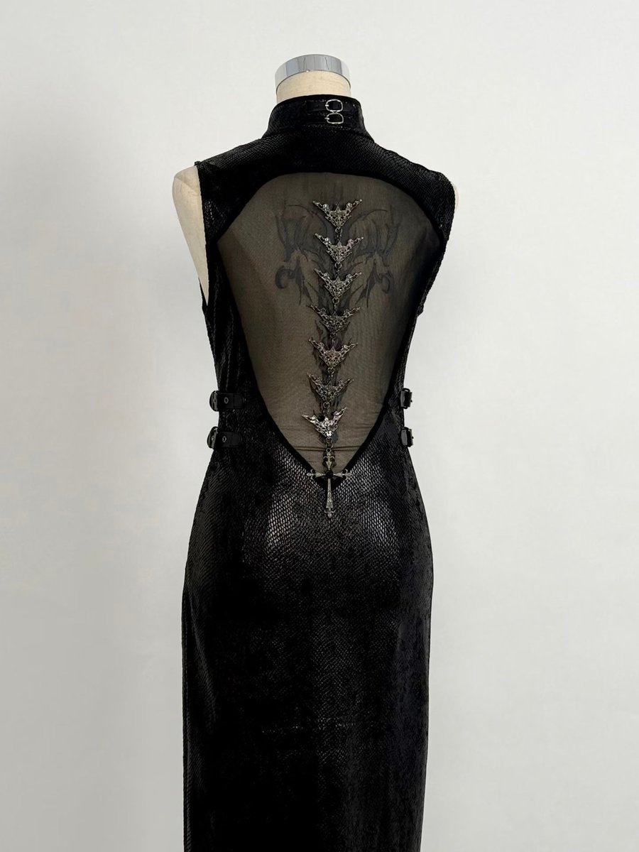ManusxMachina's tweet photo. 脊椎骨格のゴシックチャイナワンピース | Sleeveless - Black 
https://t.co/ZxyrIDPWvr 
退廃的な美学を纏うゴシックチャイナワンピース。背面は大きく透けるシアーパネル仕様となっており、背骨に沿って連なるゴシック調の脊椎パーツが視線を奪います。 https://t.co/JB6XXQs1SB