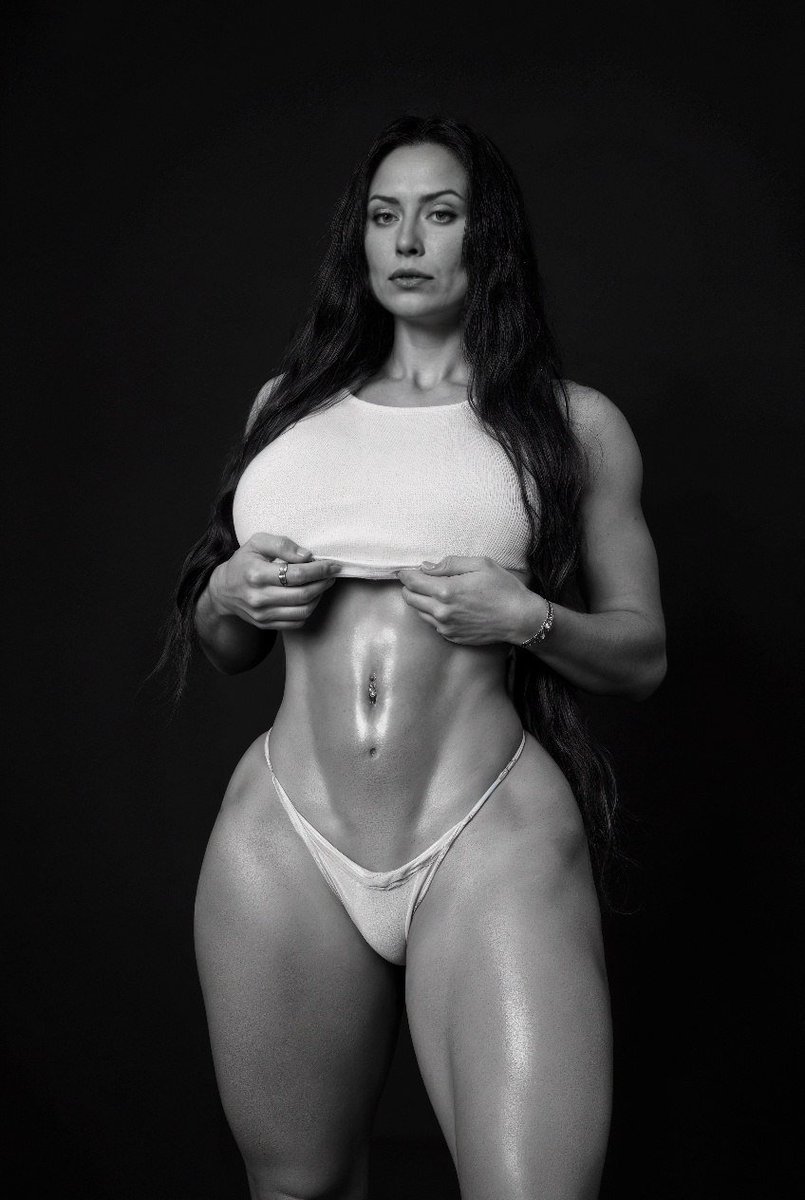 PhoenixWilde's tweet photo. debate: women with abs, yes or no? https://t.co/oy1wblJr2c