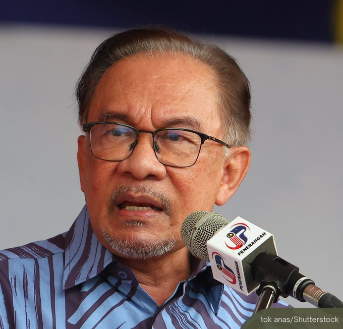 NewsBFM's tweet photo. Myanmar has agreed to repatriate an initial 5,000 Rohingya refugees from Malaysia following diplomatic negotiations between the two countries, said PM Anwar Ibrahim.

He said the repatriation process is only possible with Myanmar’s consent, adding that discussions are ongoing to seek a long-term solution to the crisis.

🧵1