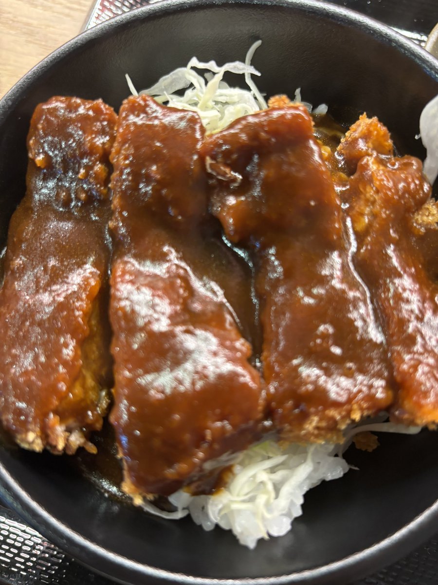 HDoctor173269's tweet photo. 「中華そば 理仙」
　📍岡山市中区円山90-9
　　　　　YSタウン円山102

🍜中華そば&amp;デミカツ丼

松系・仙系と呼ばれる
岡山の味🍜
豚骨ベースに野菜の甘み
なんと！
スパイスと蜂みつを入れた
深い醤油スープ😋
低加水の中細麺がこれまた良い😋
デミグラスソースのカツ丼
岡山では定番😋 https://t.co/j2FWzEPHc5