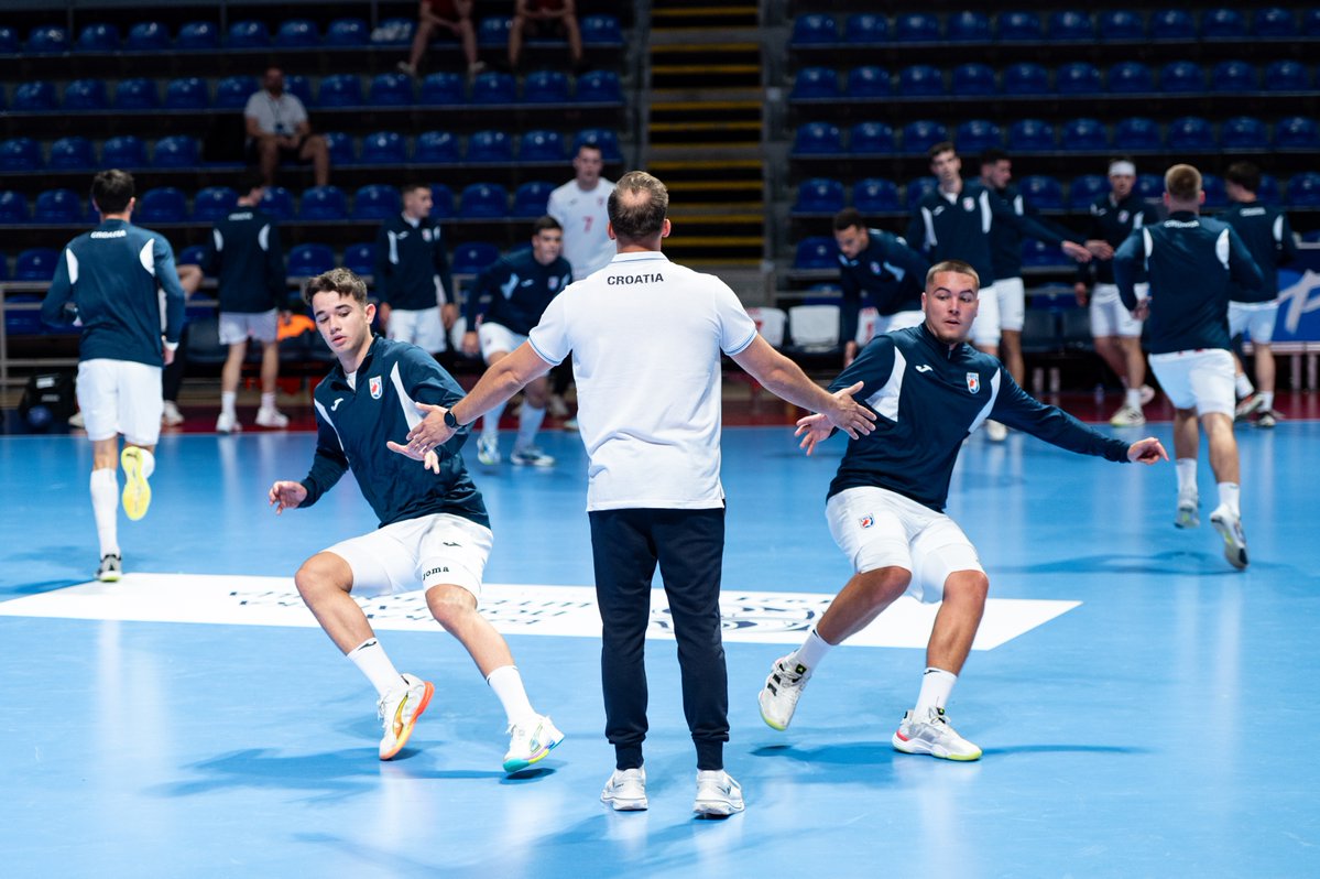 HRS_CHF's tweet photo. 🇭🇷 | 𝐌𝐥𝐚đ𝐢 𝐣𝐮𝐧𝐢𝐨𝐫𝐢 |
Sjajno otvaranje EHF Europskog prvenstva za naše mlađe juniore!

Hrvatska je svladala Izrael 33:29 i upisala prve bodove u skupini C. 💪

Novi izazov slijedi već sutra u 17:00h protiv Portugala.
#crohandball #ehfeuro2026 https://t.co/NsVu0ISKgx