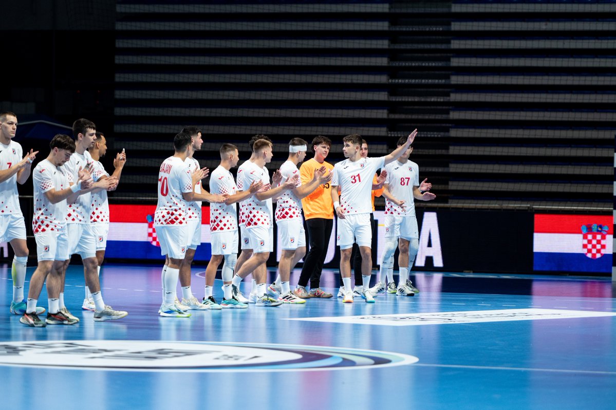 HRS_CHF's tweet photo. 🇭🇷 | 𝐌𝐥𝐚đ𝐢 𝐣𝐮𝐧𝐢𝐨𝐫𝐢 |
Sjajno otvaranje EHF Europskog prvenstva za naše mlađe juniore!

Hrvatska je svladala Izrael 33:29 i upisala prve bodove u skupini C. 💪

Novi izazov slijedi već sutra u 17:00h protiv Portugala.
#crohandball #ehfeuro2026 https://t.co/NsVu0ISKgx