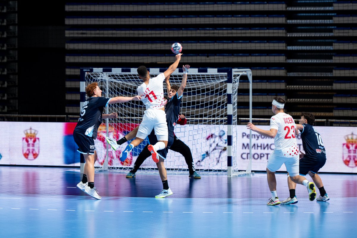 HRS_CHF's tweet photo. 🇭🇷 | 𝐌𝐥𝐚đ𝐢 𝐣𝐮𝐧𝐢𝐨𝐫𝐢 |
Sjajno otvaranje EHF Europskog prvenstva za naše mlađe juniore!

Hrvatska je svladala Izrael 33:29 i upisala prve bodove u skupini C. 💪

Novi izazov slijedi već sutra u 17:00h protiv Portugala.
#crohandball #ehfeuro2026 https://t.co/NsVu0ISKgx
