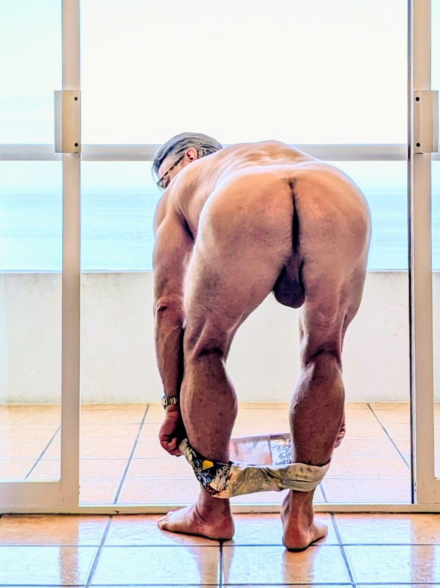 bearfoothunter1's tweet photo. Putting it on or taking it off? Either way, SIR wishes you a happy hump day..🍑 https://t.co/ijiyuAN4jw